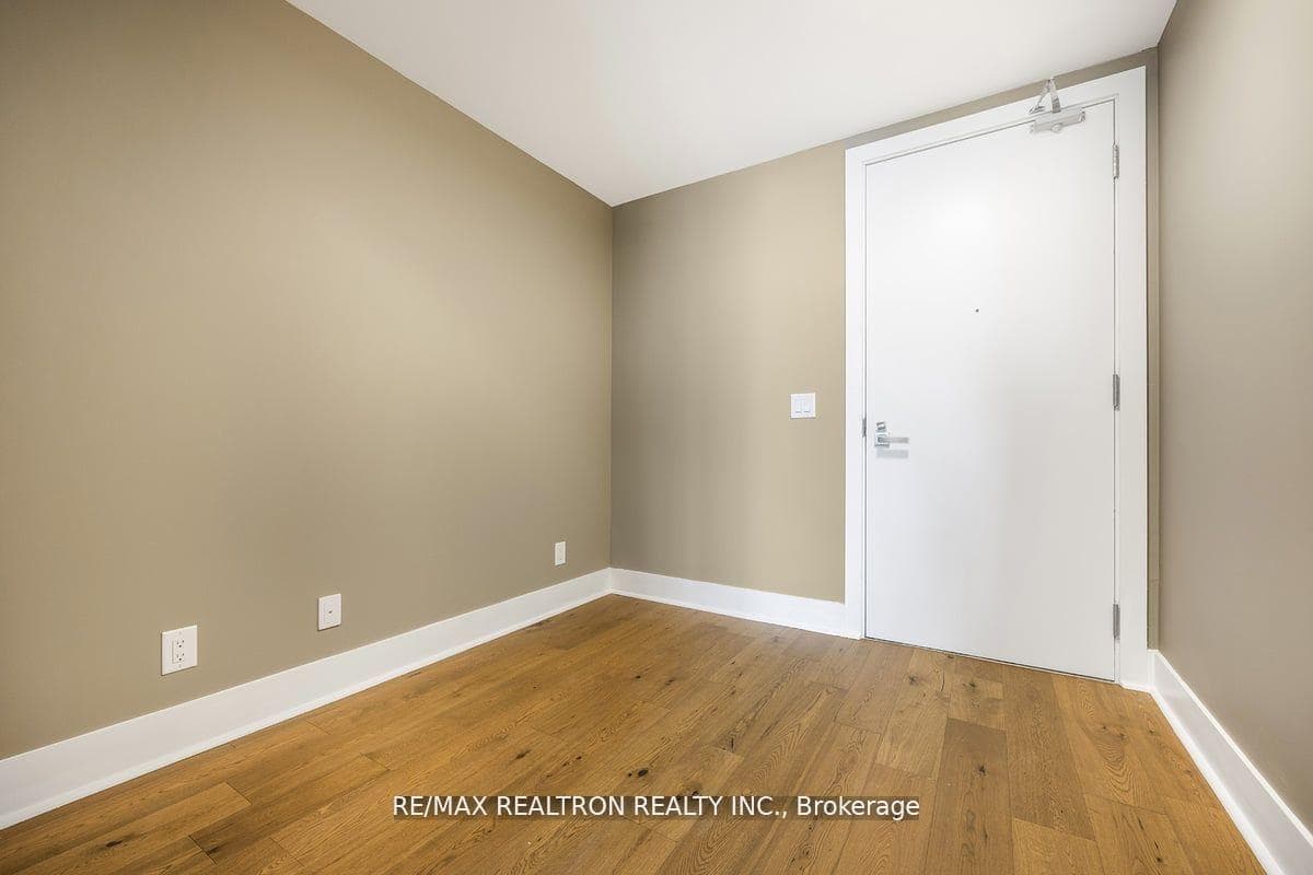 32 Davenport Road Unit 604 photo 3