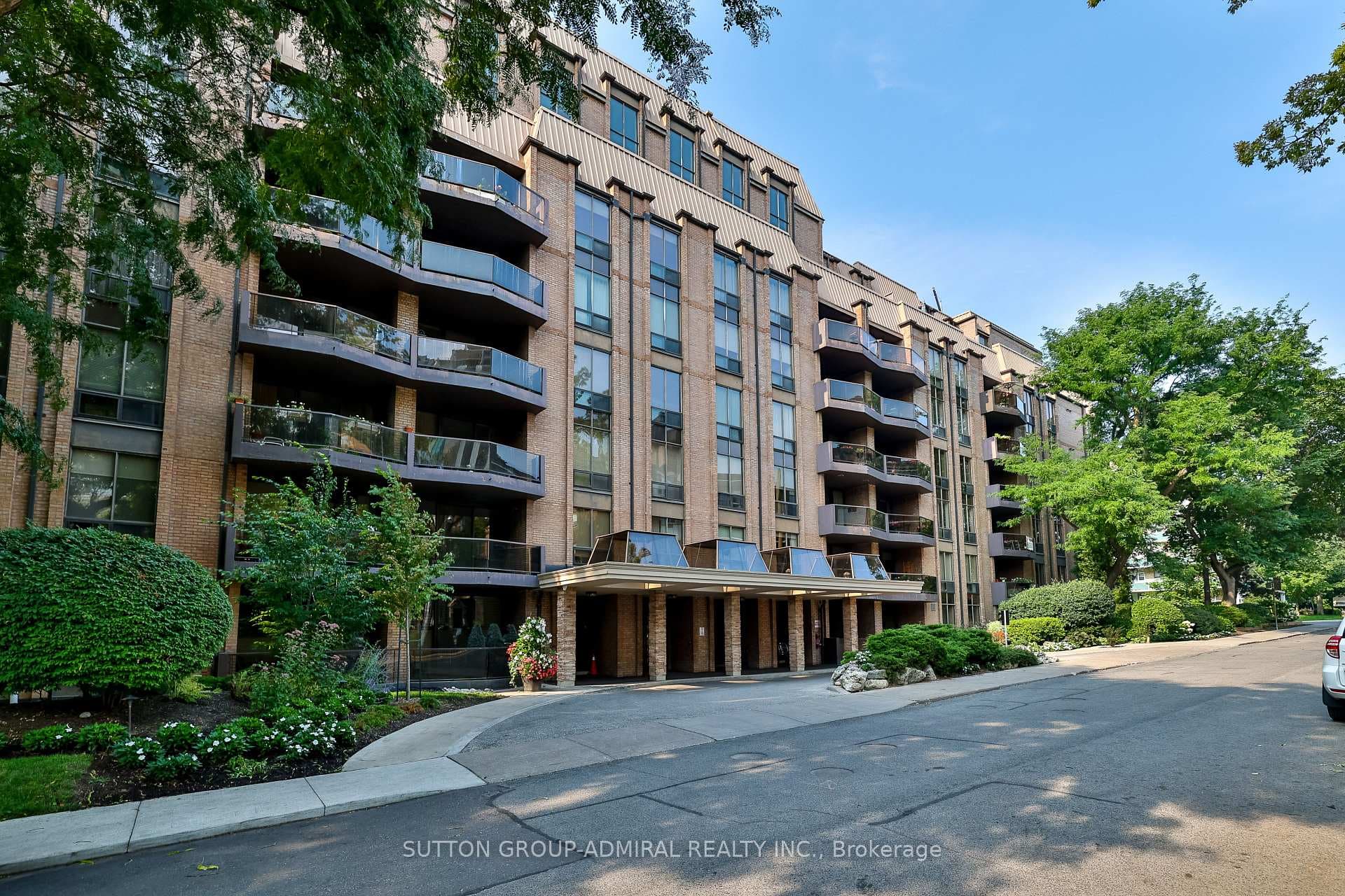 350 Lonsdale Road Unit 402 photo 4
