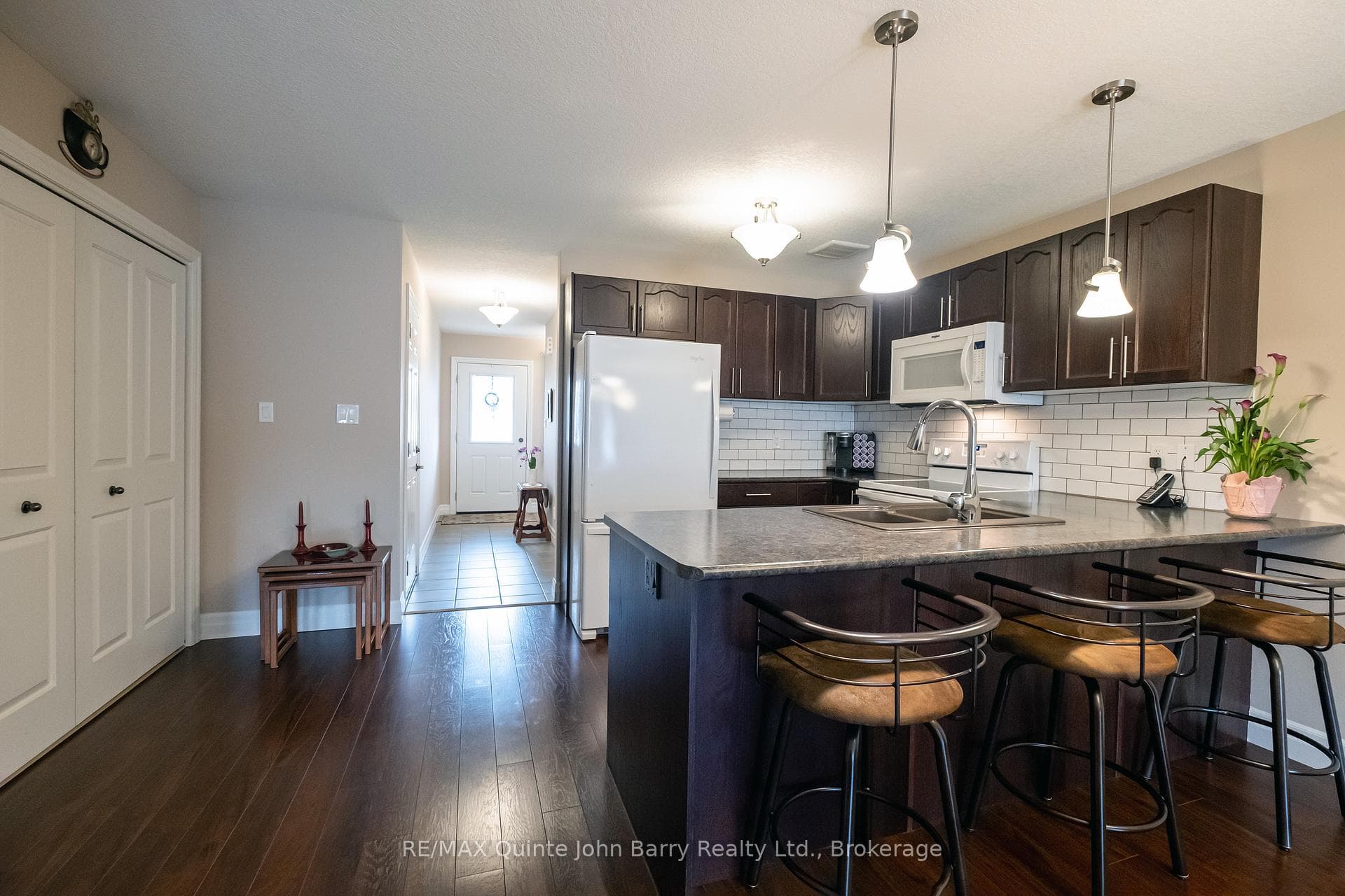 47 McIntosh Crescent photo 8