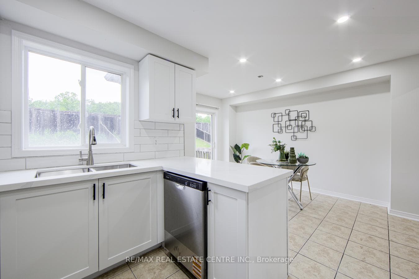 359 Bussel Crescent photo 18