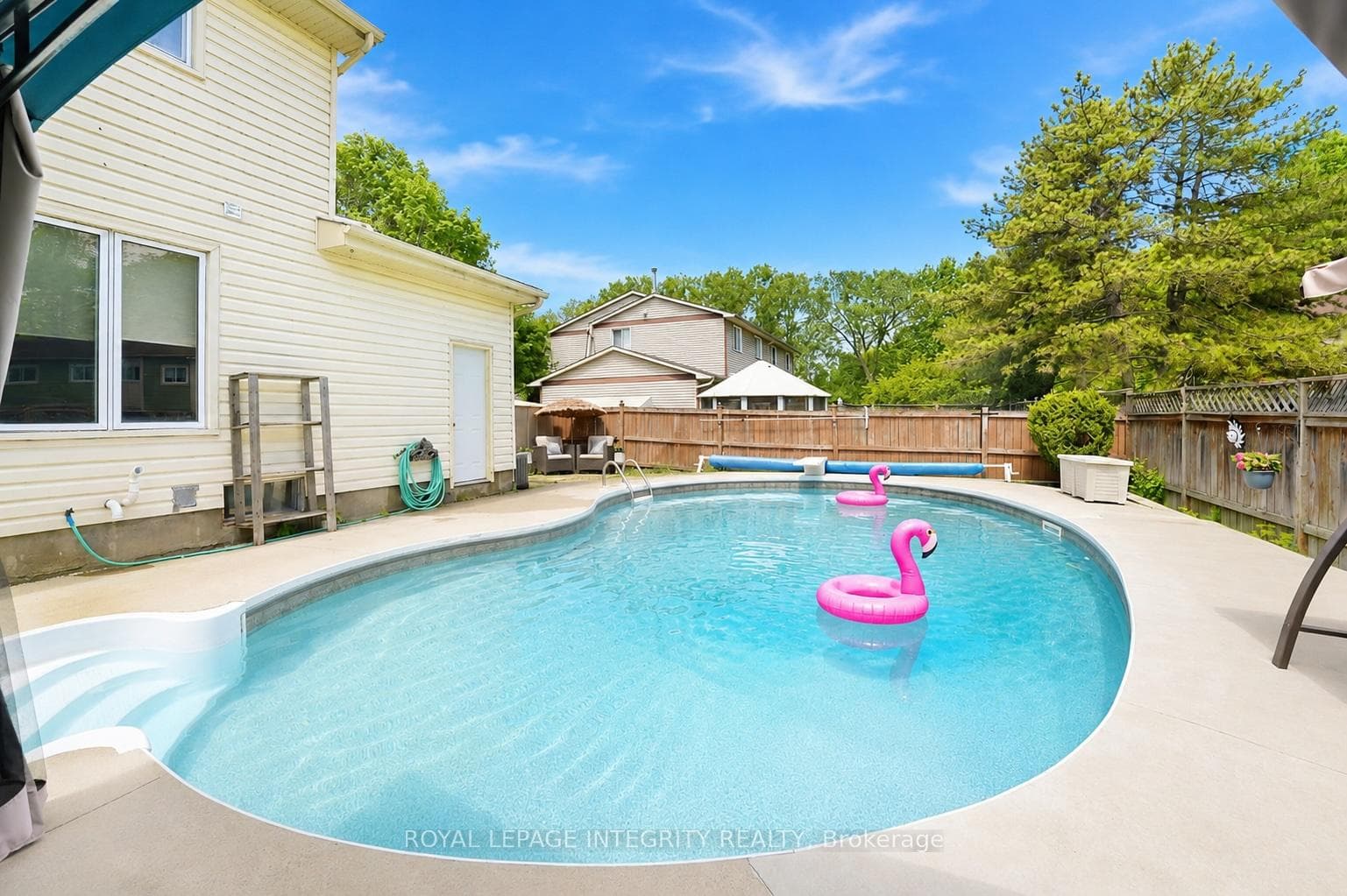 776 Vinette Crescent photo 3
