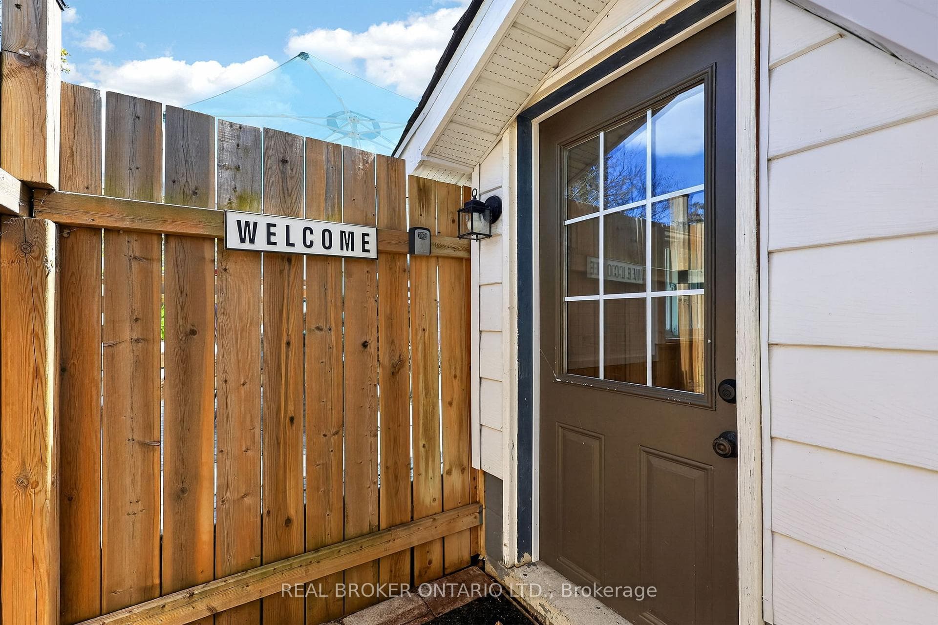 Fenced Separate basement entry-