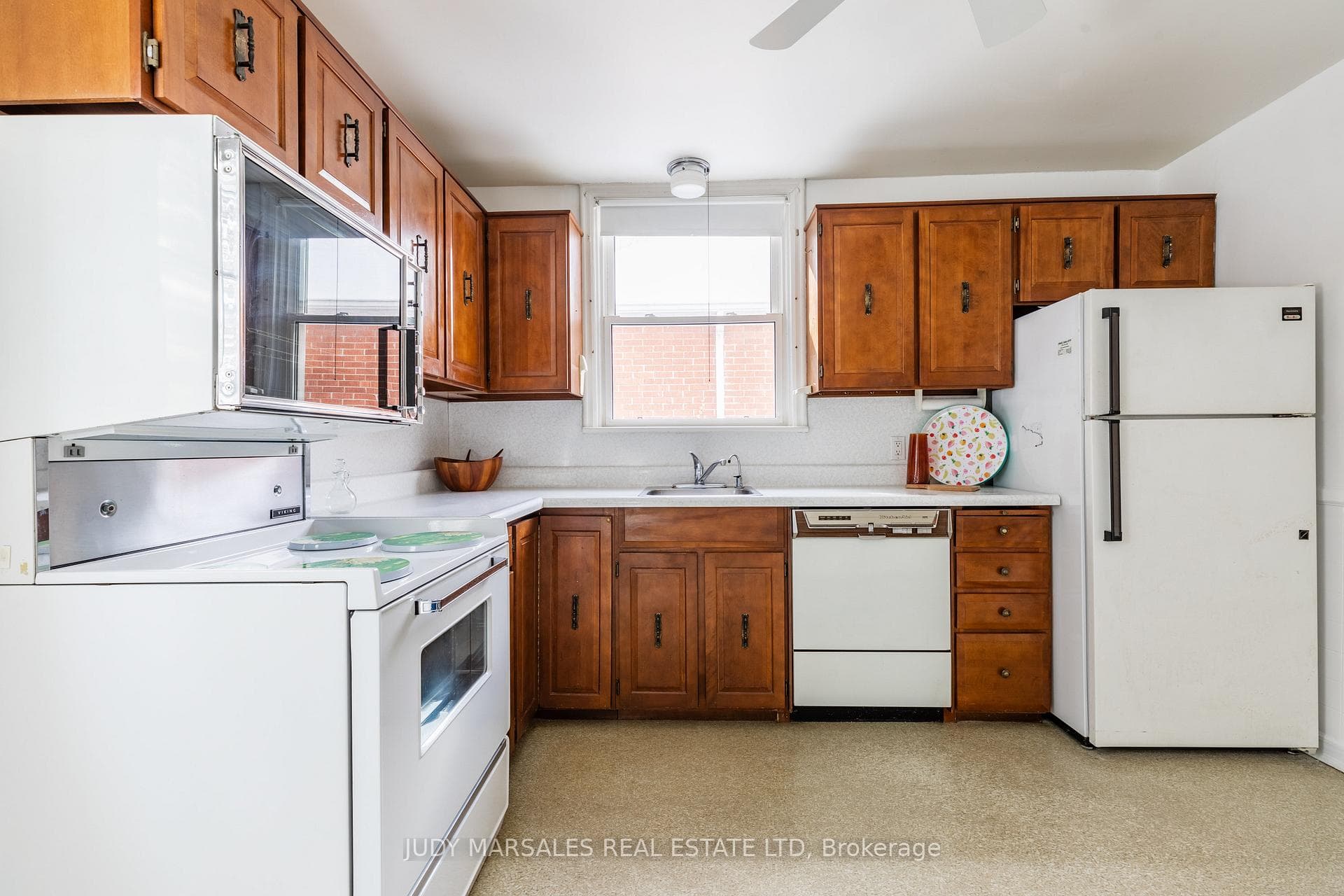 228 Bond Street photo 11