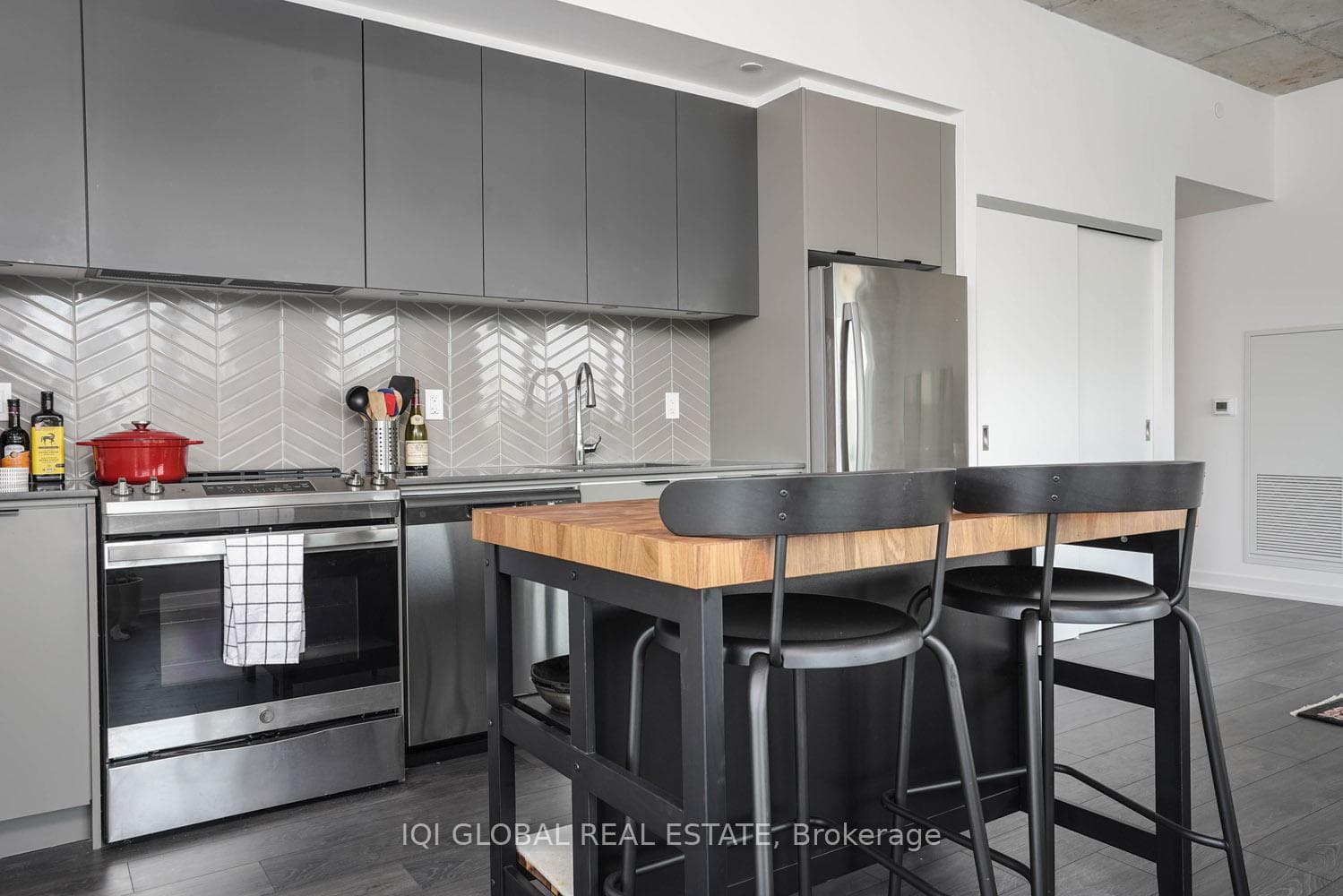 57 BROCK Avenue Unit 504 photo 14