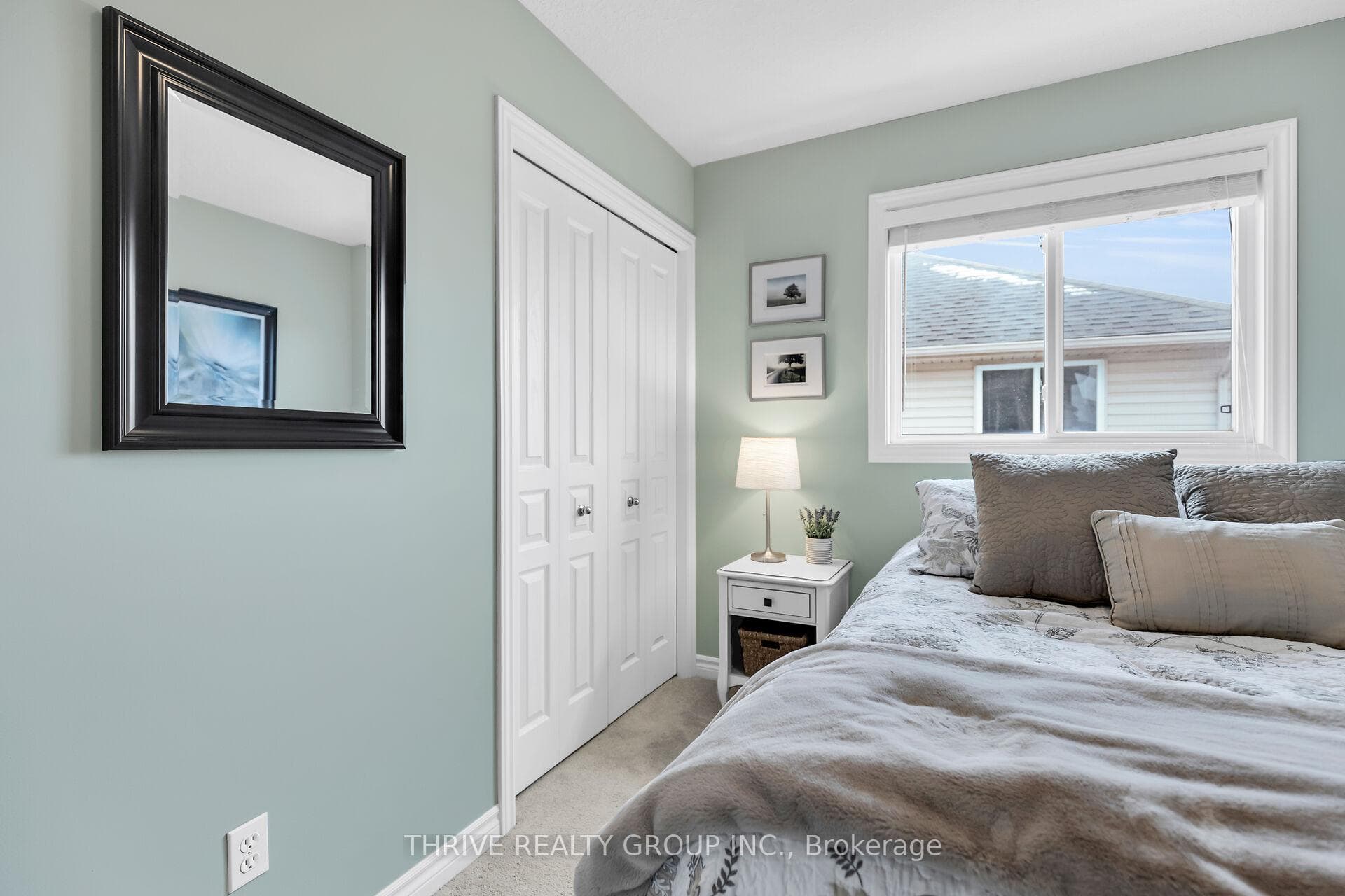 1663 Bayswater Crescent photo 13