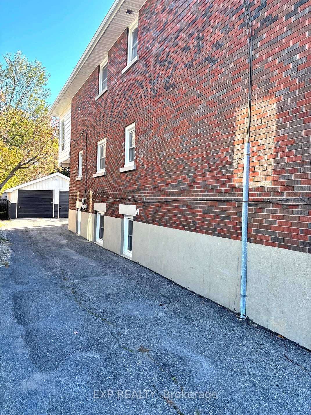 527 Laderoute Avenue photo 3