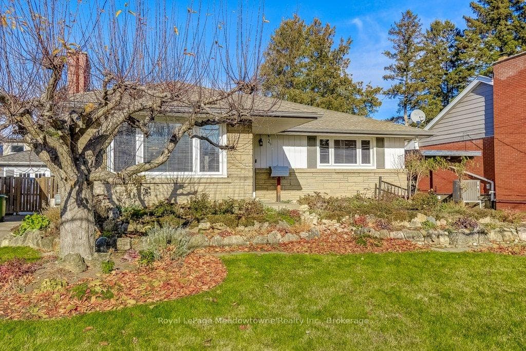 24 McMaster Avenue photo 3