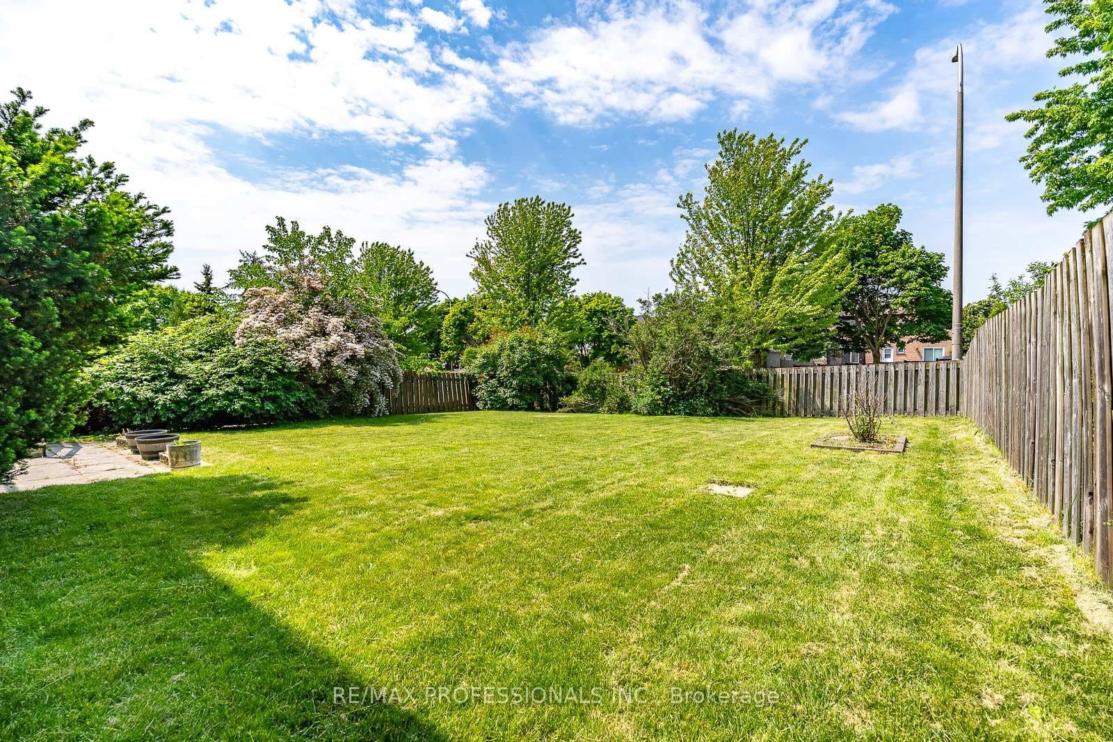 24 Hawkstone Crescent photo 2