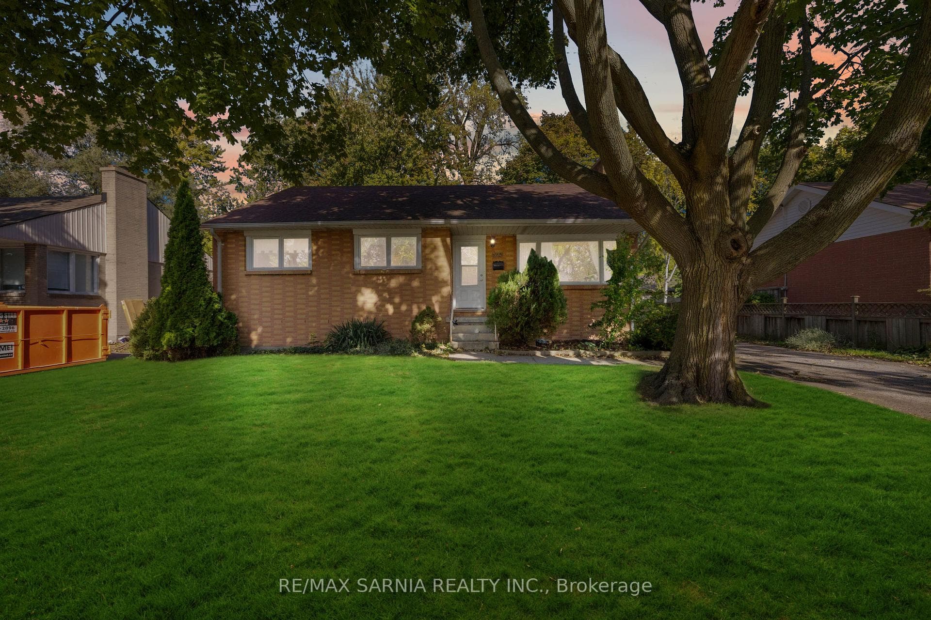 860 Charlesworth Drive photo 2