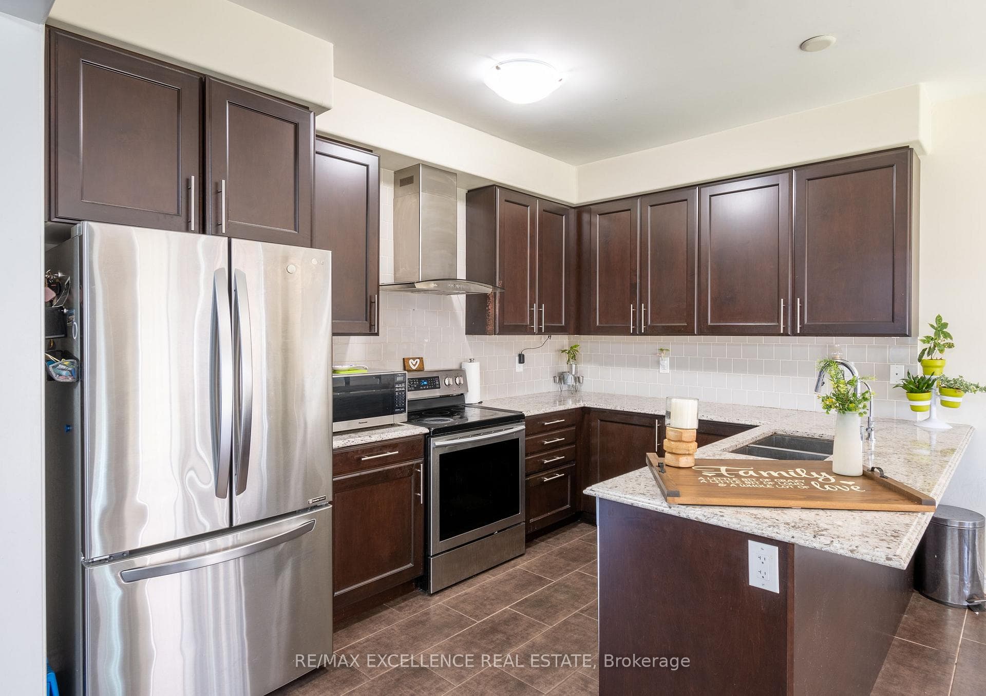 103 Larry Crescent photo 8