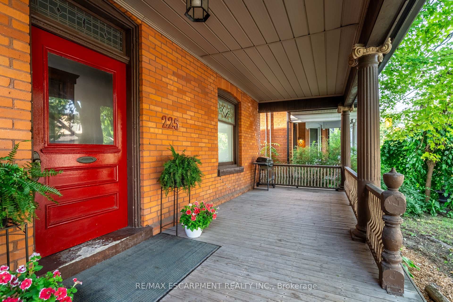 225 Queen Street photo 5