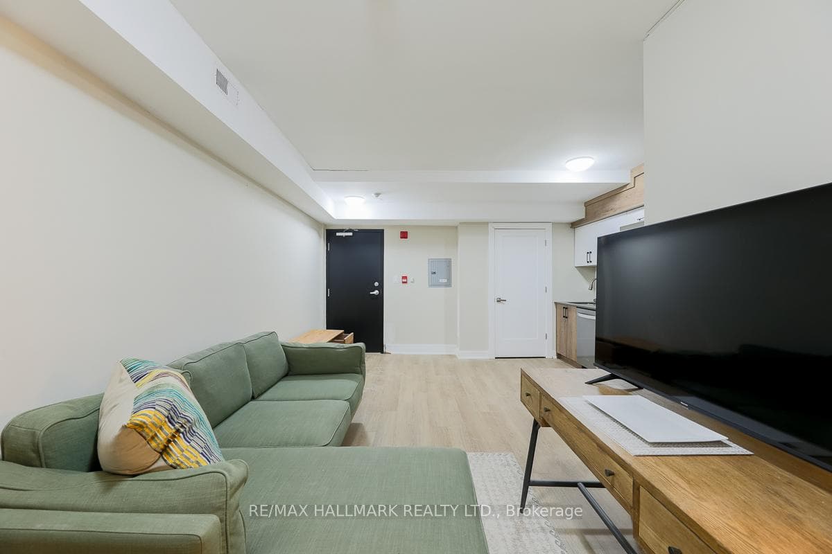 628 Danforth Avenue Unit 303 photo 9
