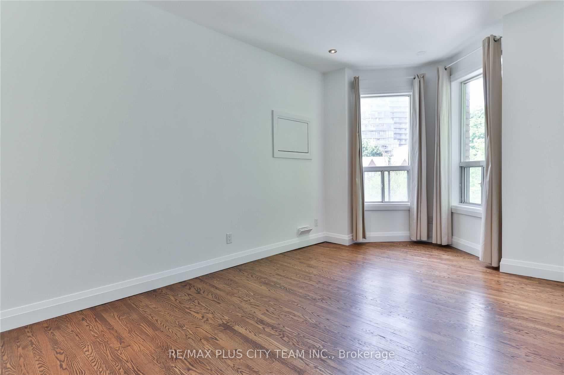 153 Niagara Street Unit Upper photo 28