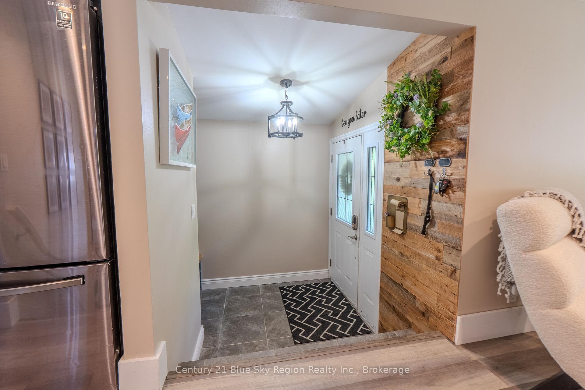 326 Leonard Street photo 2
