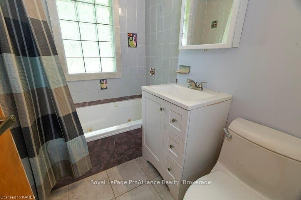 223 YONGE Street photo 15