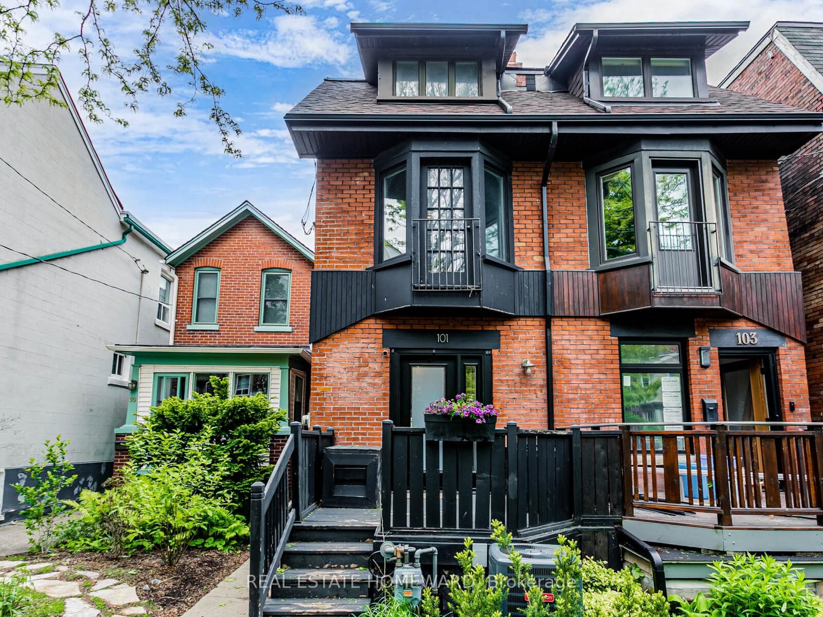 101 Wright Avenue photo 1