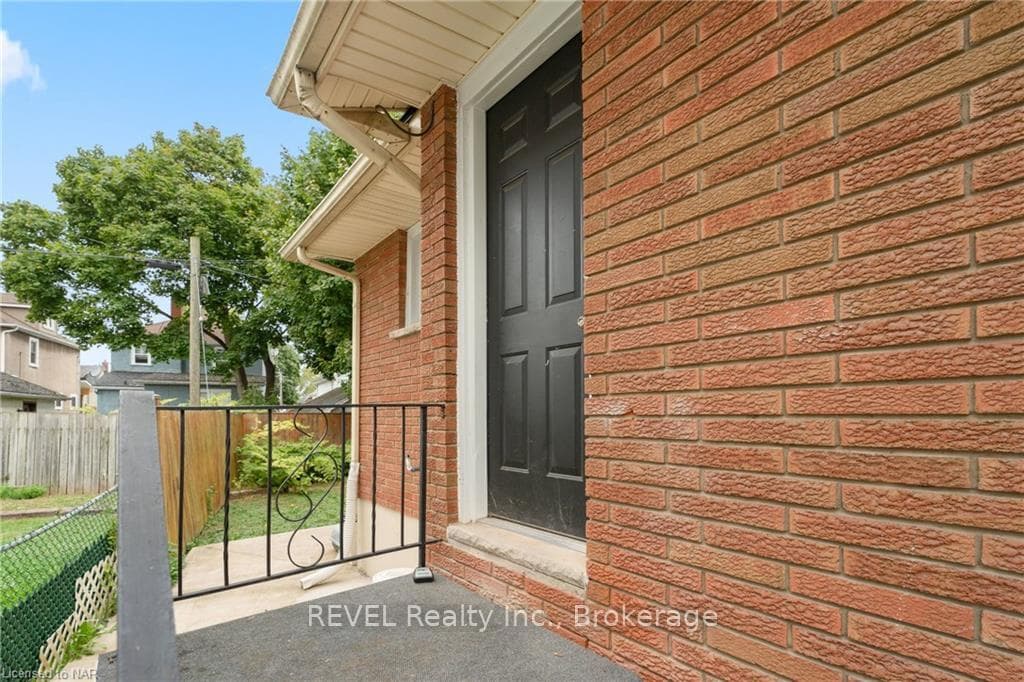 Entrance to lower unit