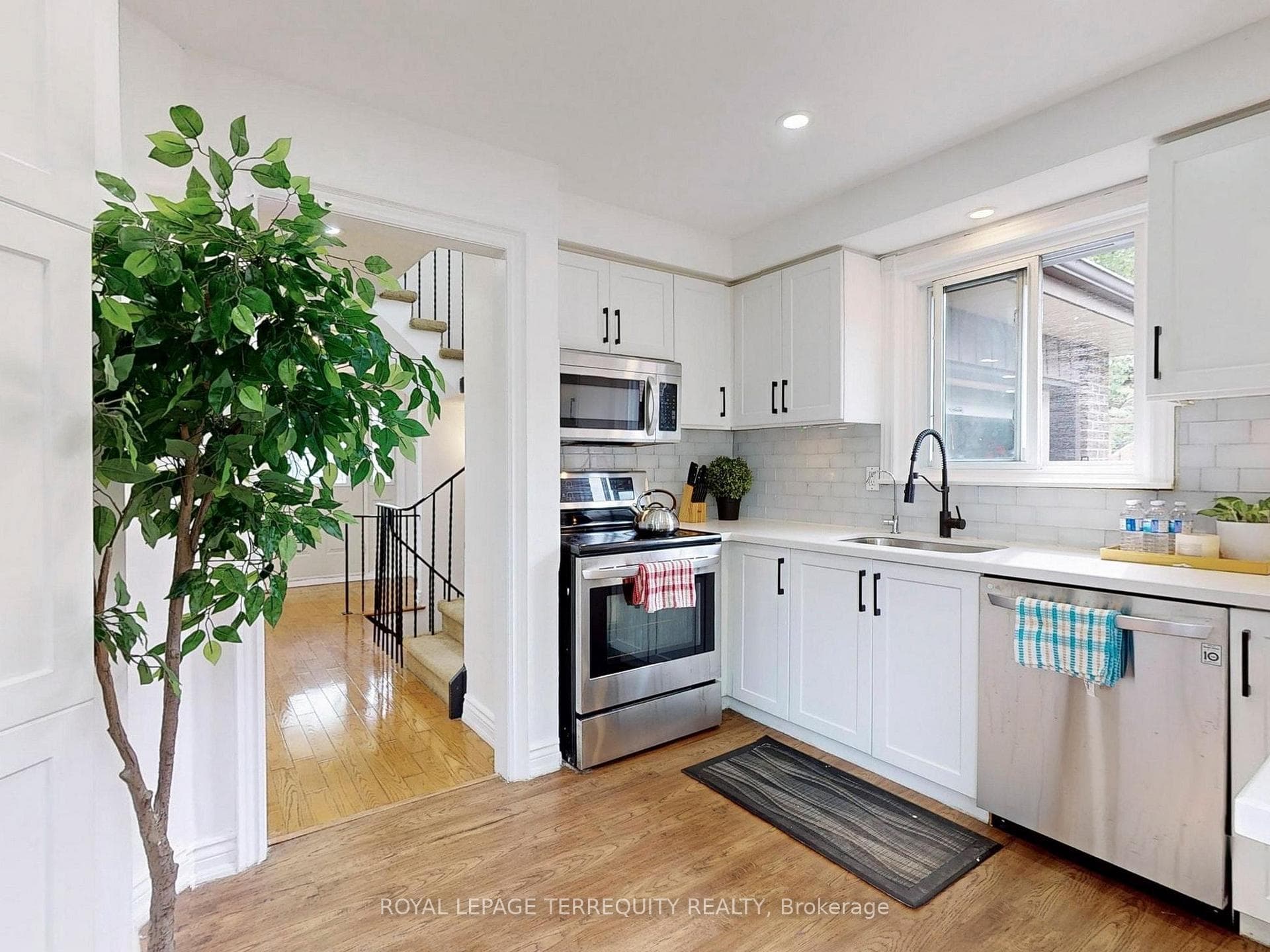 1844 Shadybrook Drive photo 3