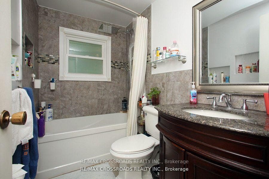 896 Walton Court photo 11