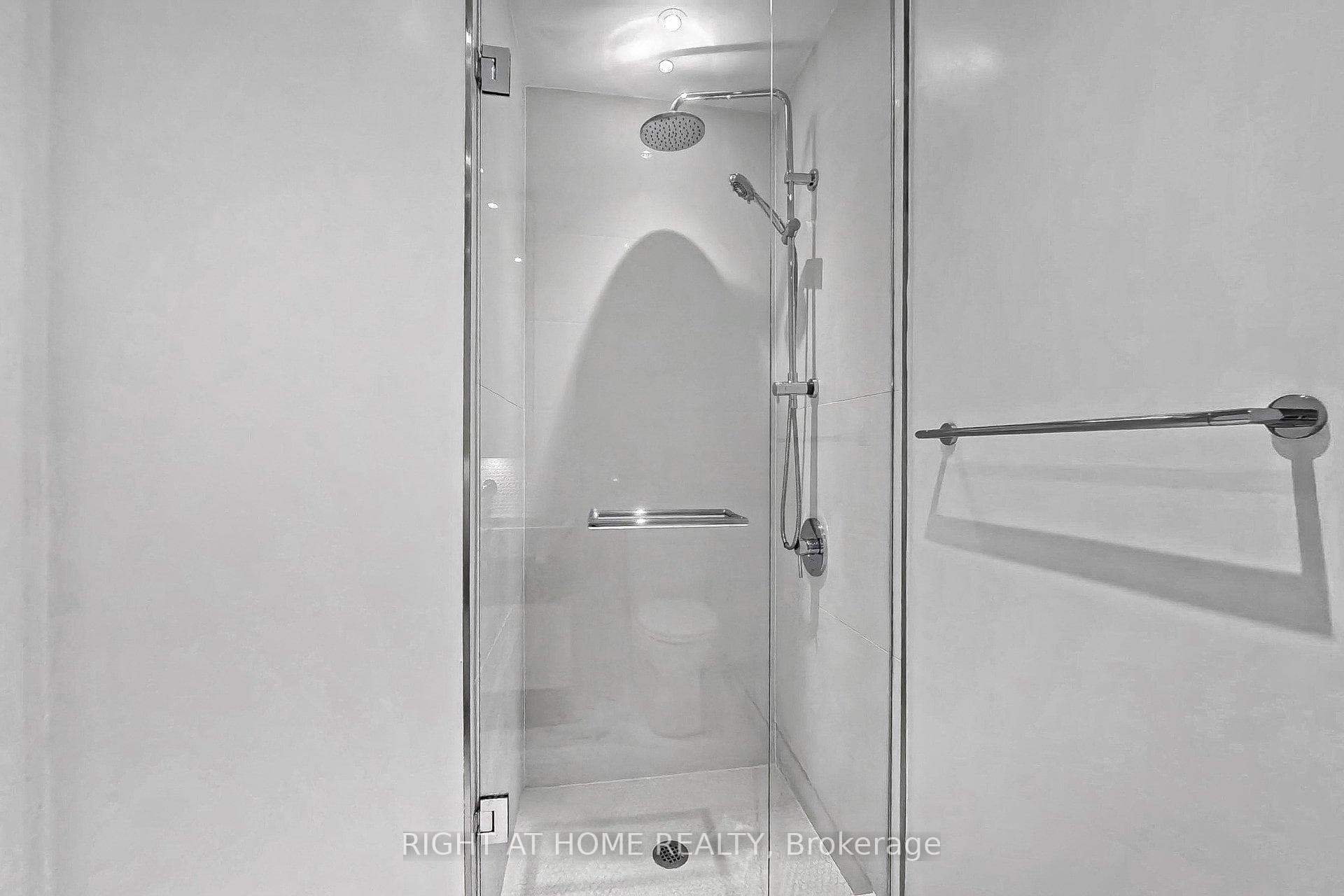 11 YORKVILLE Avenue Unit 3808 photo 32