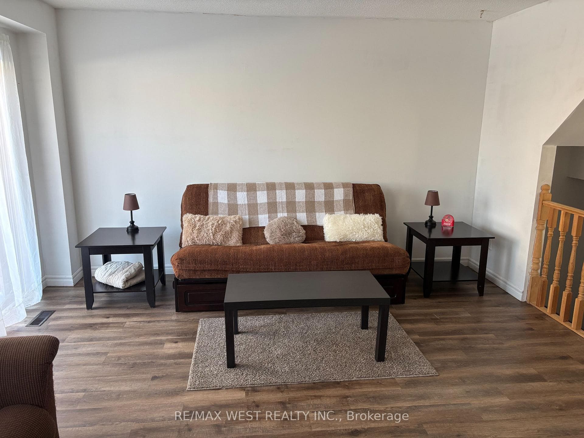 346 Fleetwood Crescent photo 2
