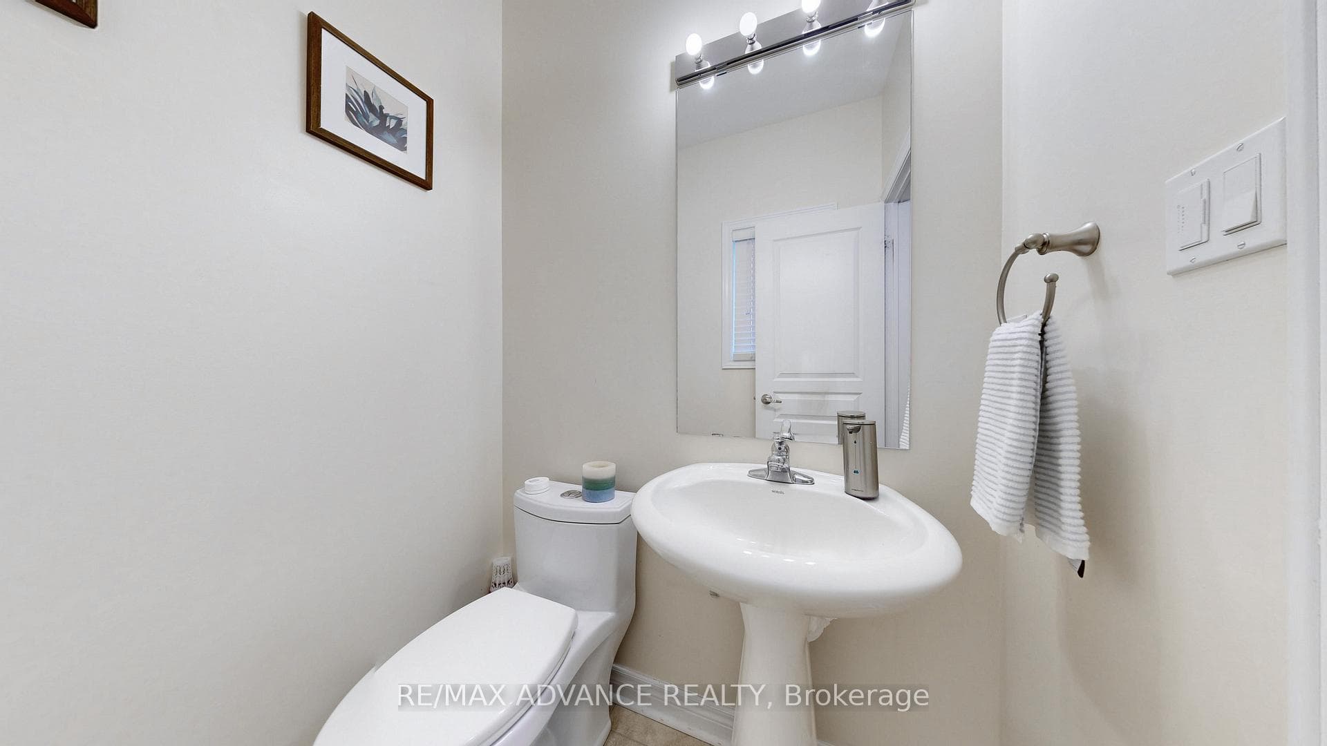 151 Laramie Crescent photo 14