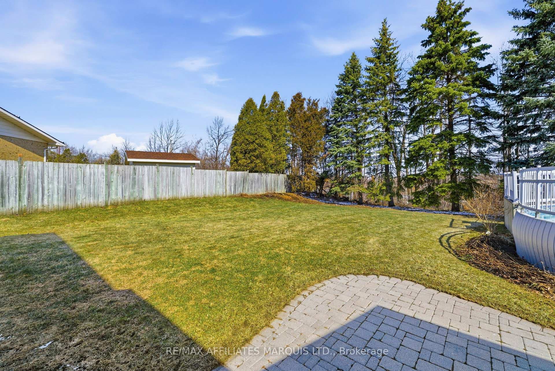 884 Kenyon Crescent photo 39