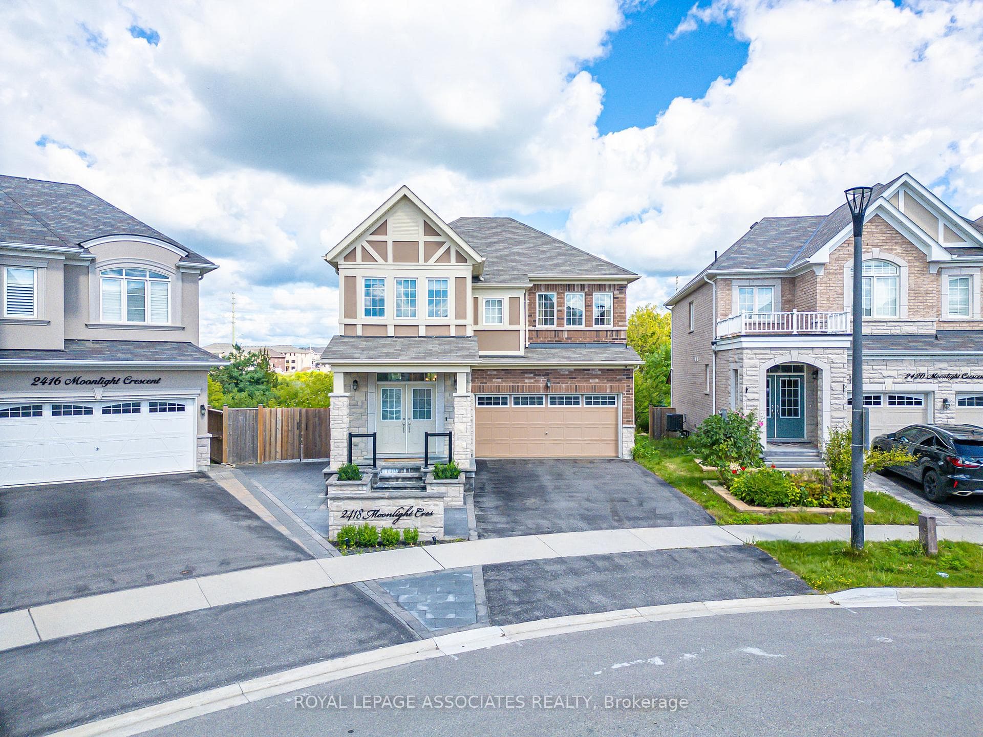 2418 Moonlight Crescent photo 2