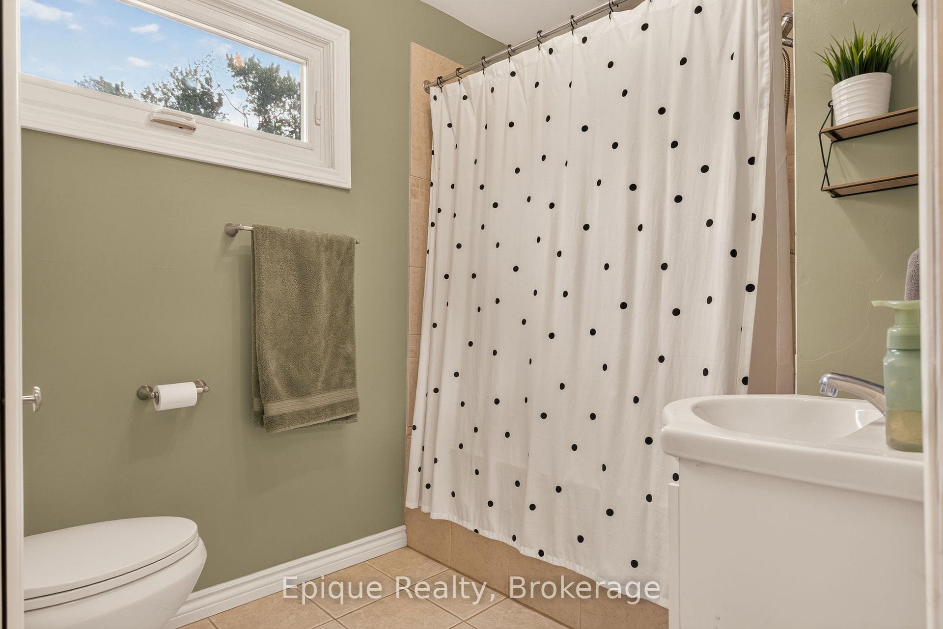 93 Graham Avenue photo 24