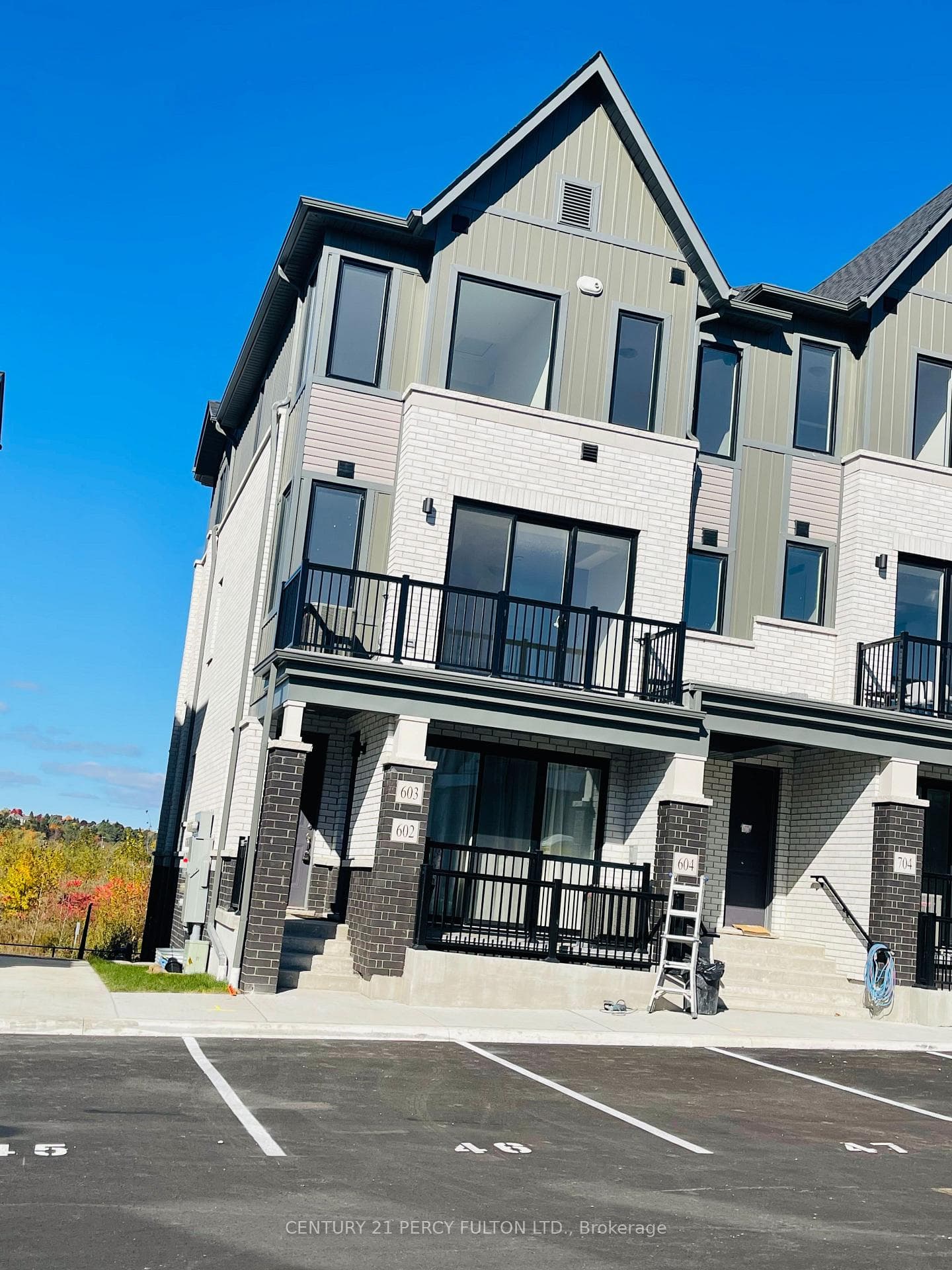 CORNER TOWNHOUSE