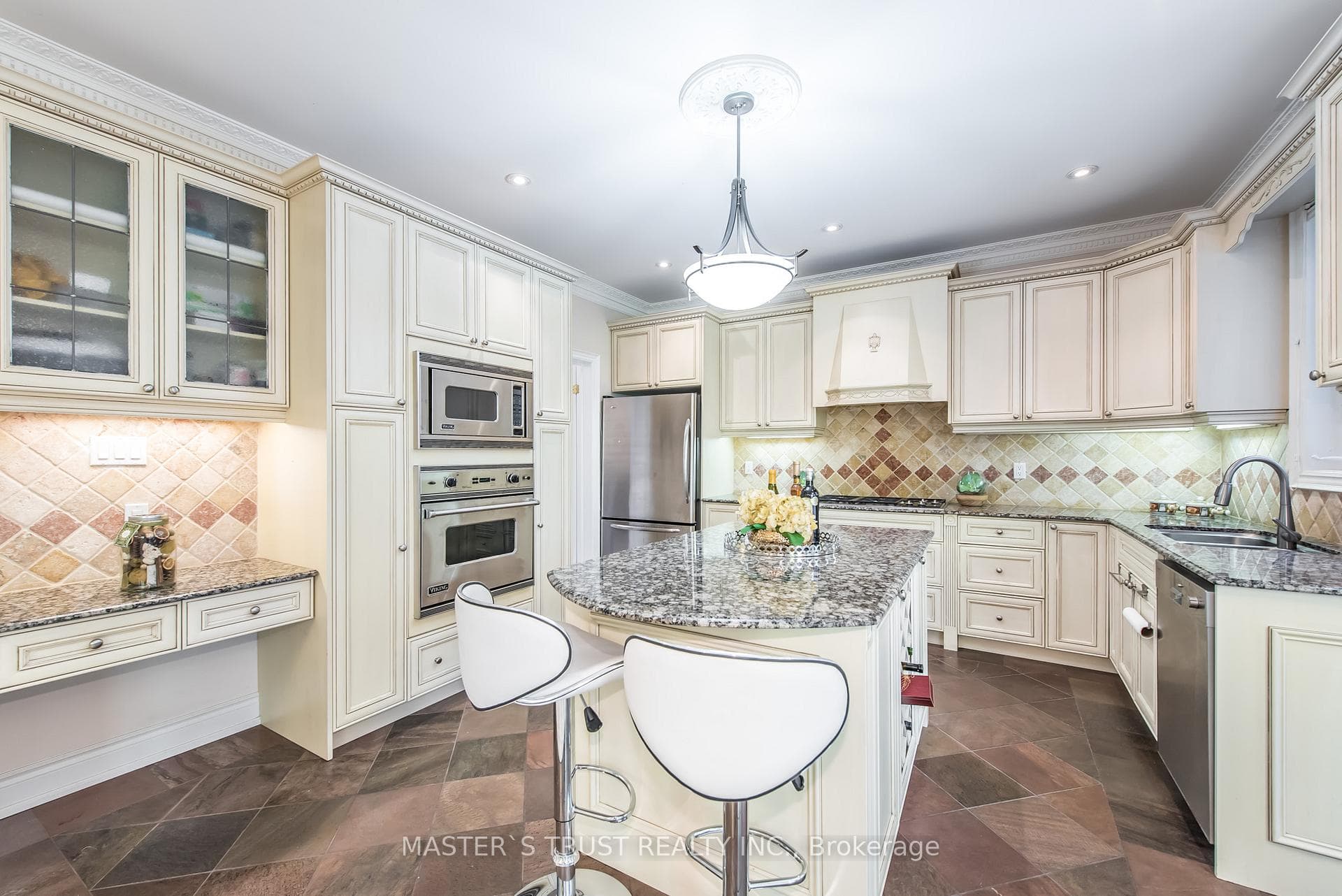 242 Empress Avenue photo 15