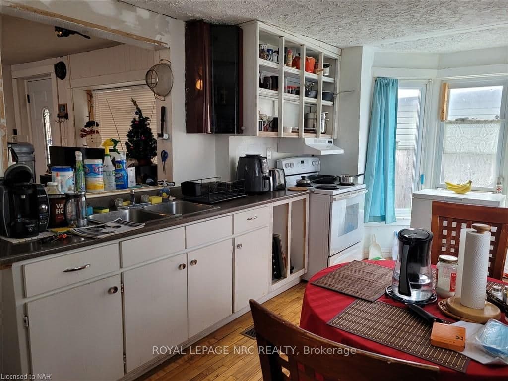 11 ALBINA Street photo 9