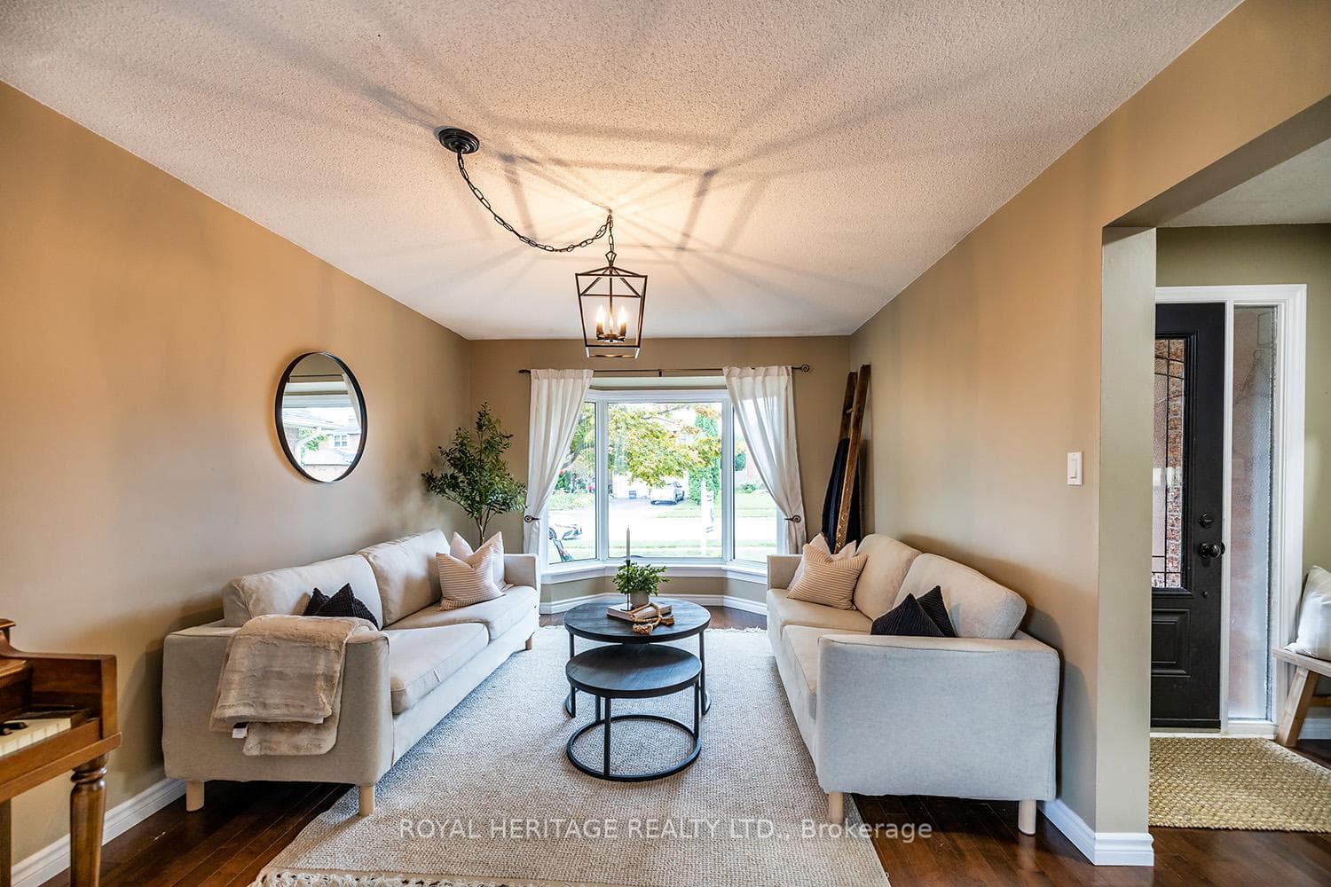 2073 Lynn Heights Drive photo 2