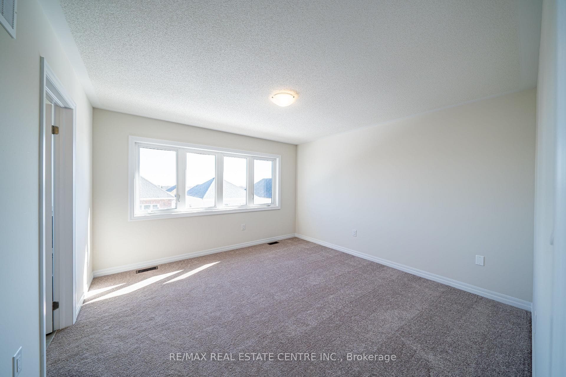 47 Northrop Avenue photo 13
