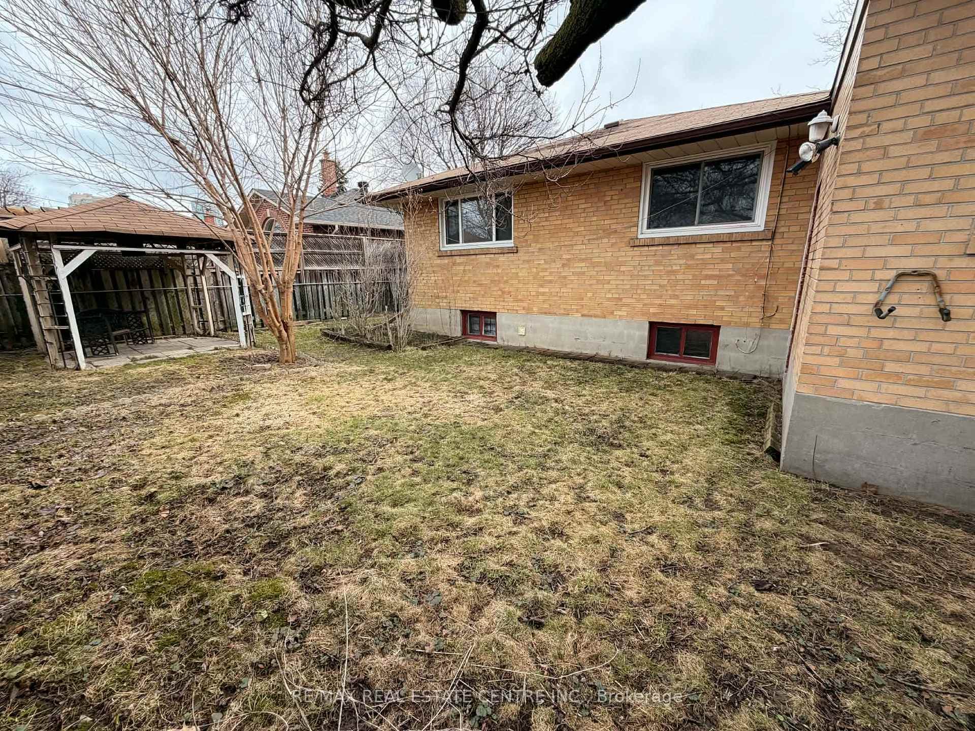 14 Cora Crescent photo 3