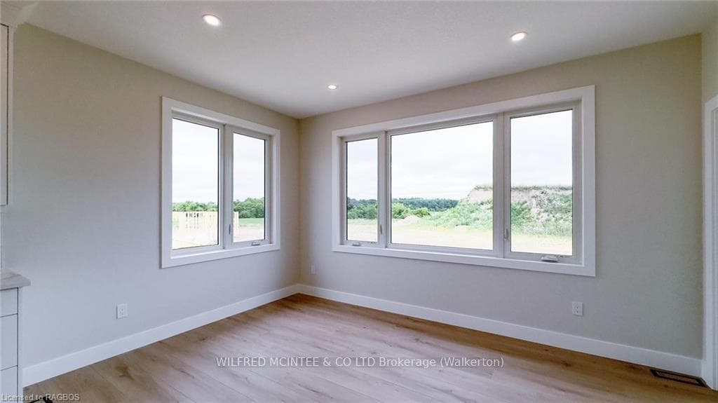 48 MCTAVISH Crescent photo 22