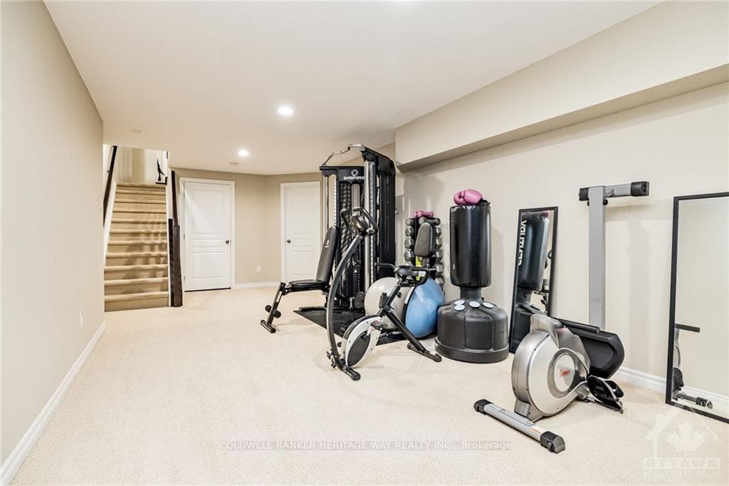 407 FOXHALL Way photo 25