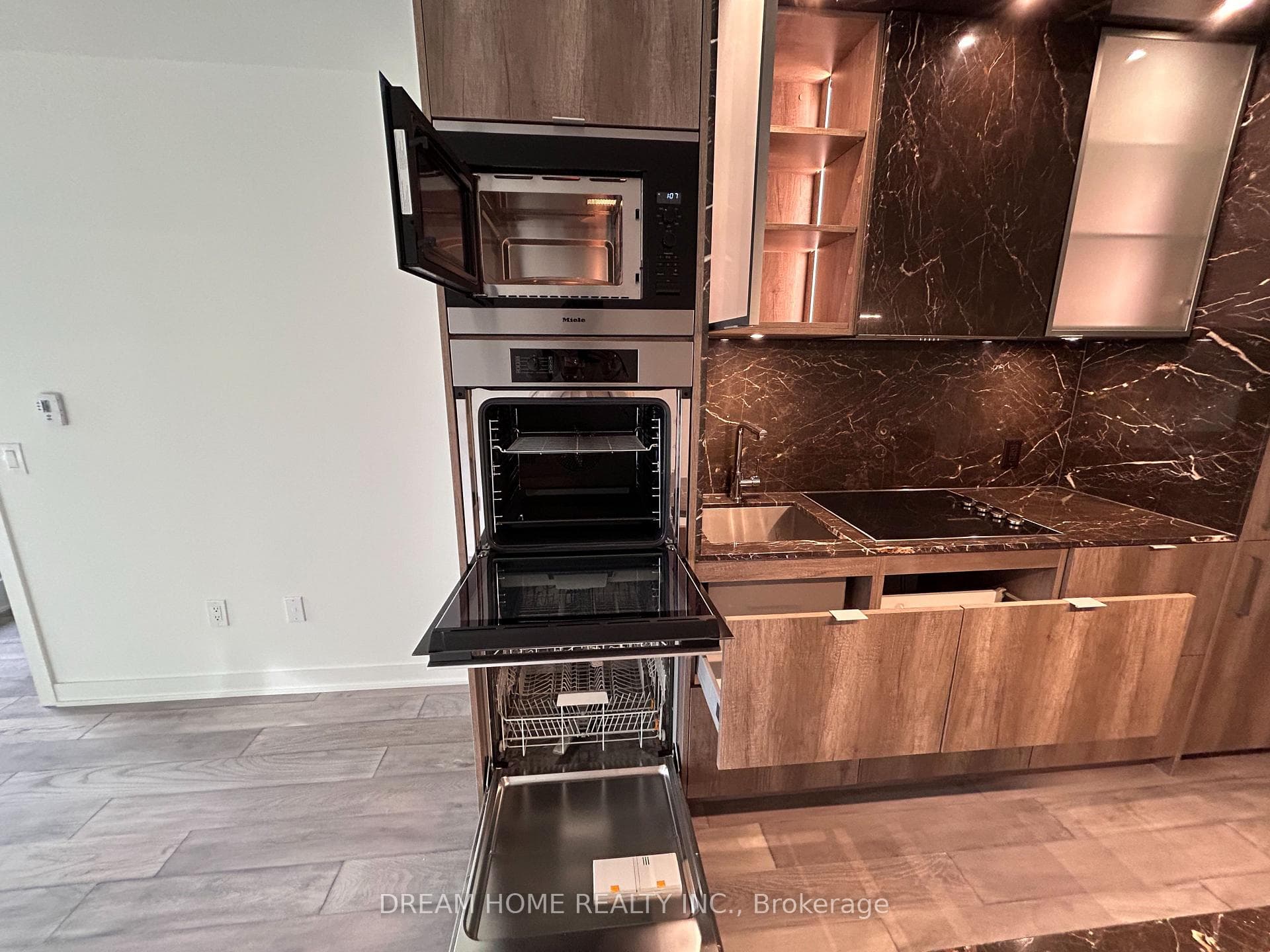 11 Yorkville Avenue Unit 1011 photo 14