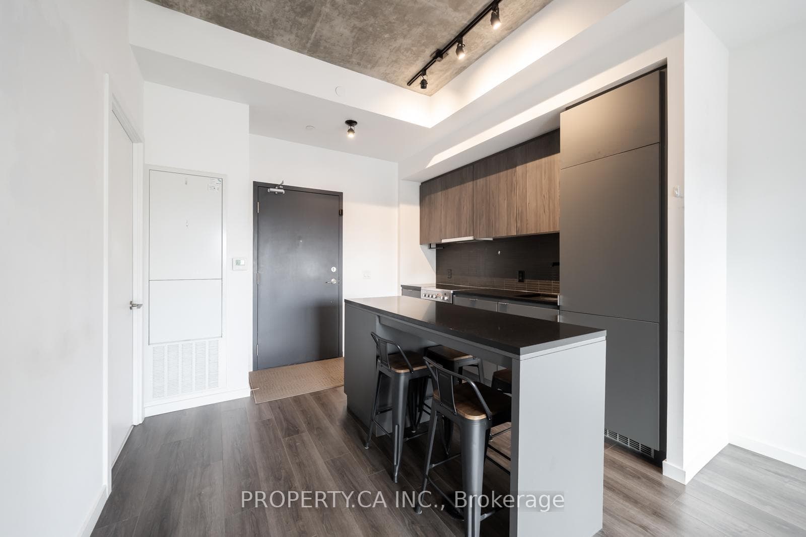 7 Smith Crescent Unit 212 photo 2