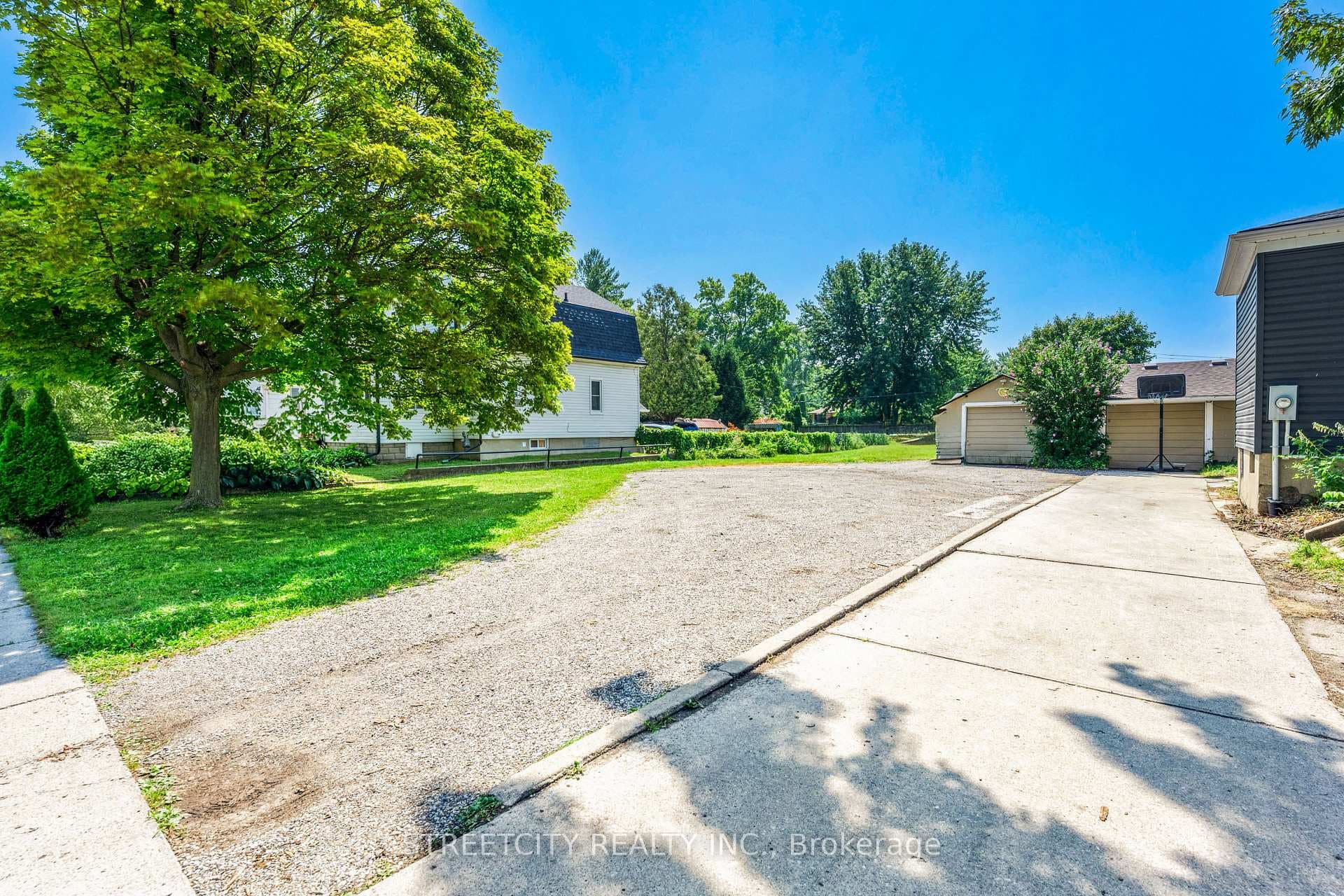 703 Wellington Street photo 4