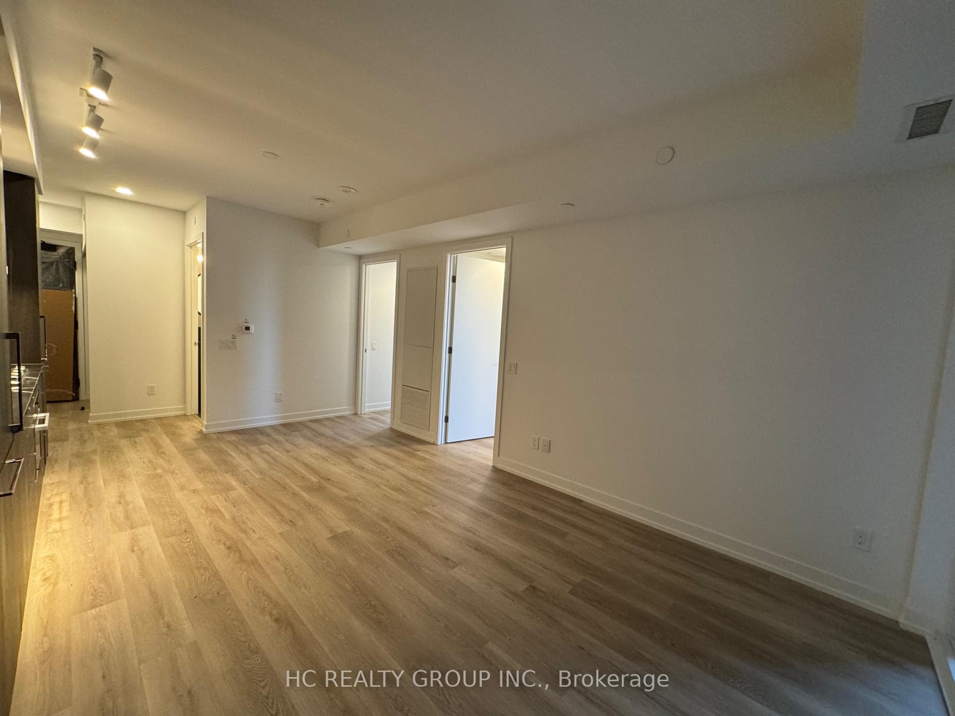 771 Yonge Street Unit 608 photo 9