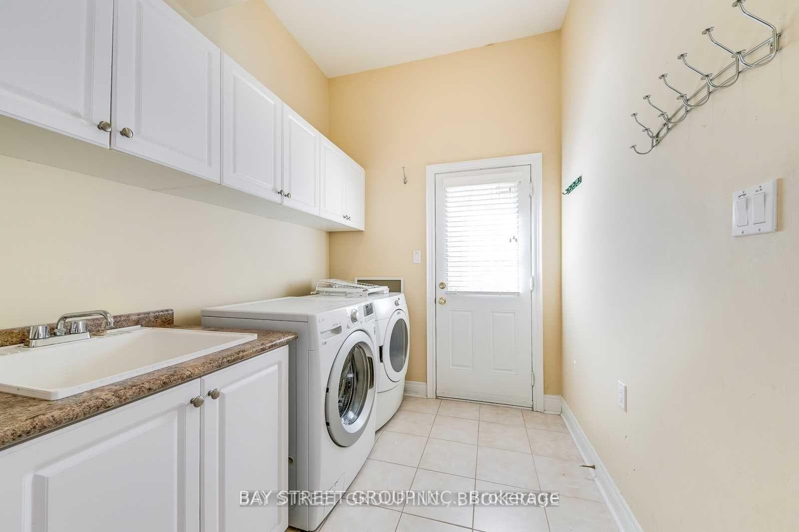 2489 Lyndhurst Drive photo 18