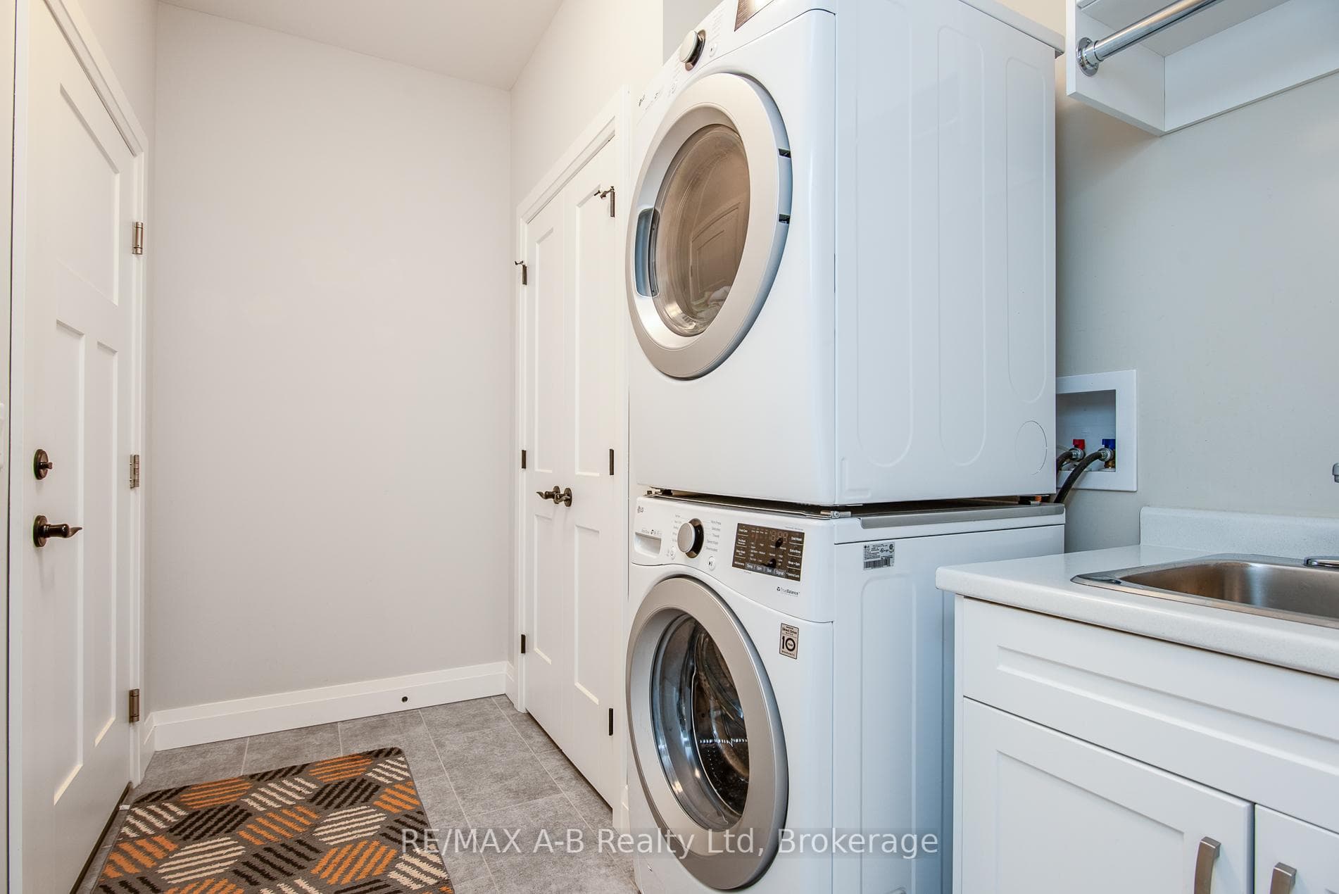 158 RIDGEWOOD Crescent photo 31