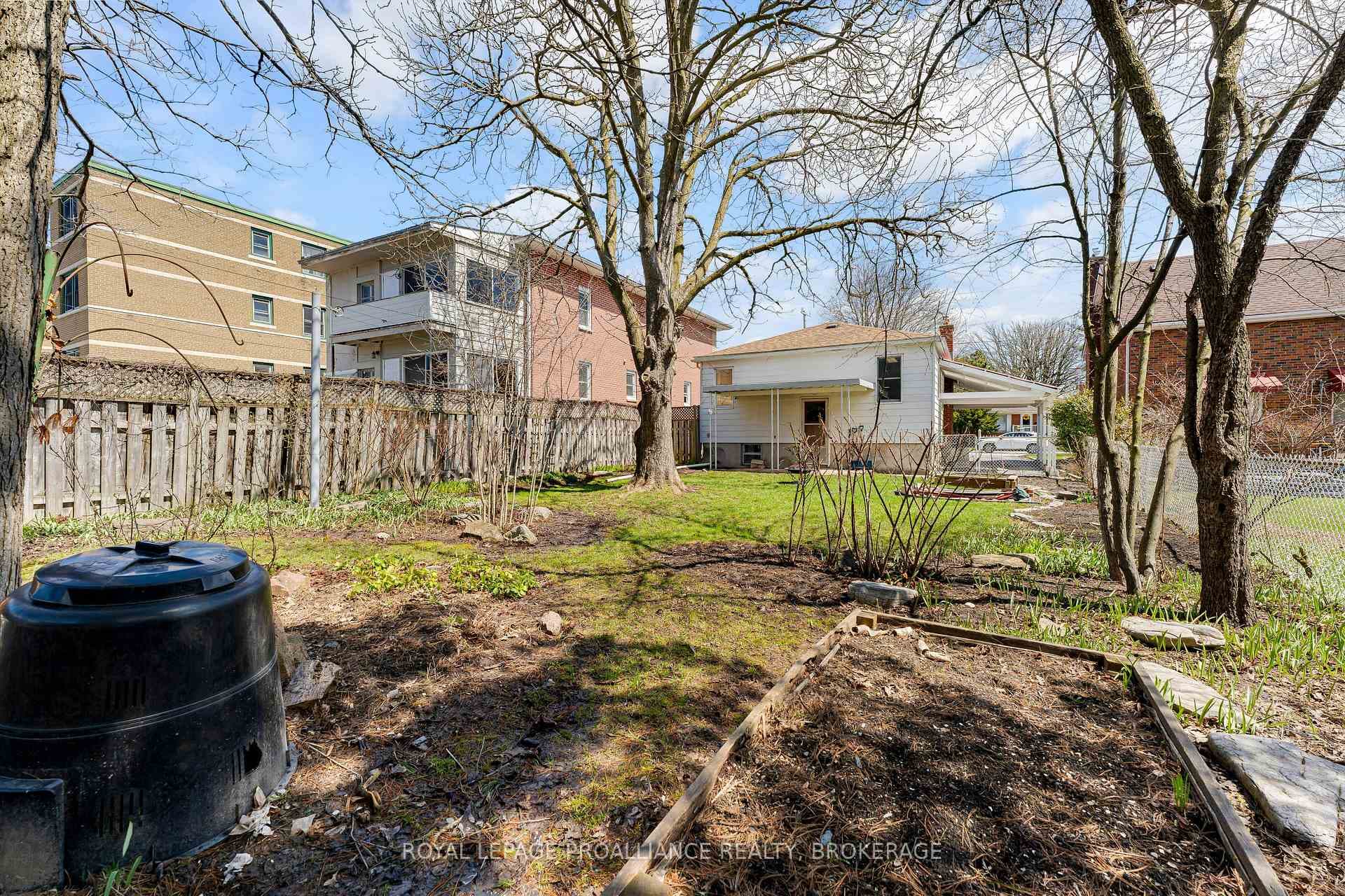 524 College Street photo 31