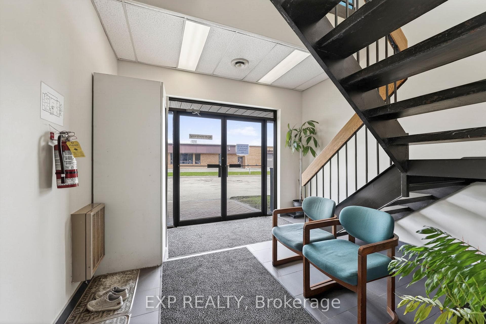 215 Colonnade Road photo 3