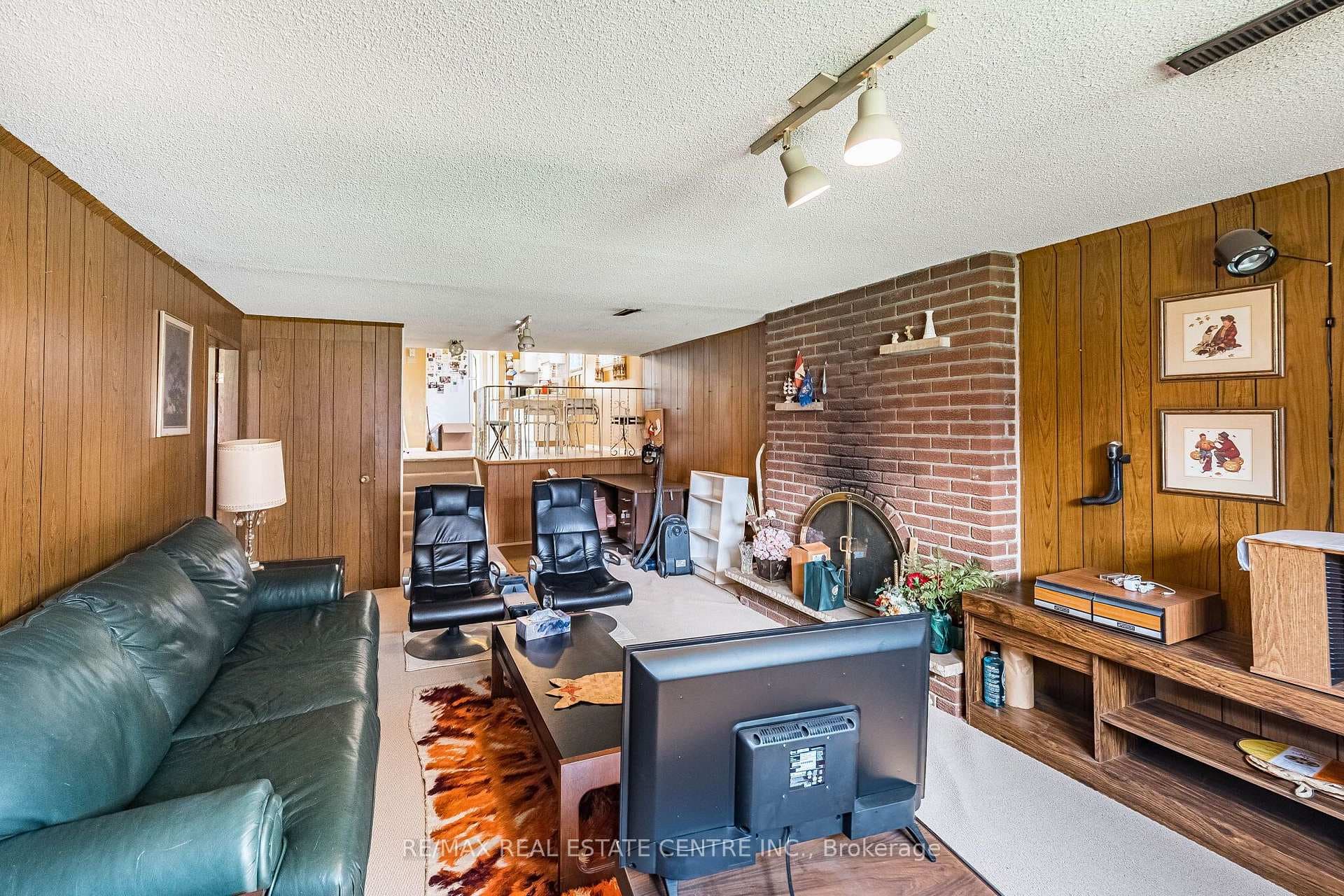 940 Bloor Street photo 33