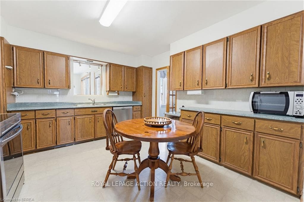 90 Henderson Avenue photo 13