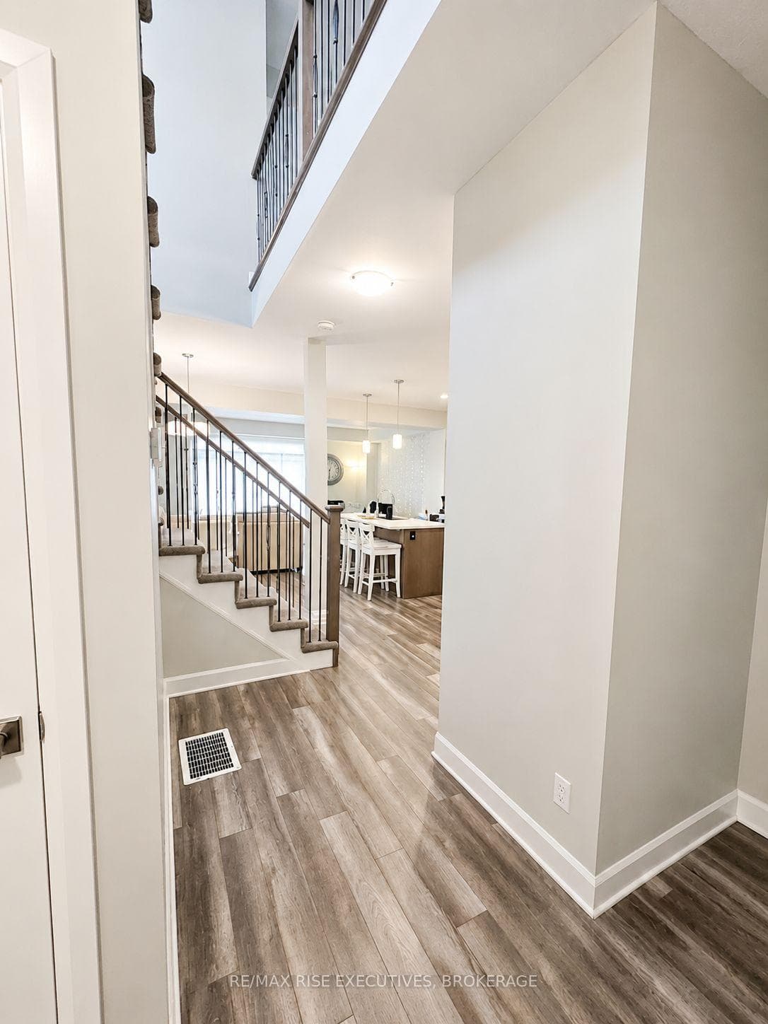 1236 Max Crescent photo 5
