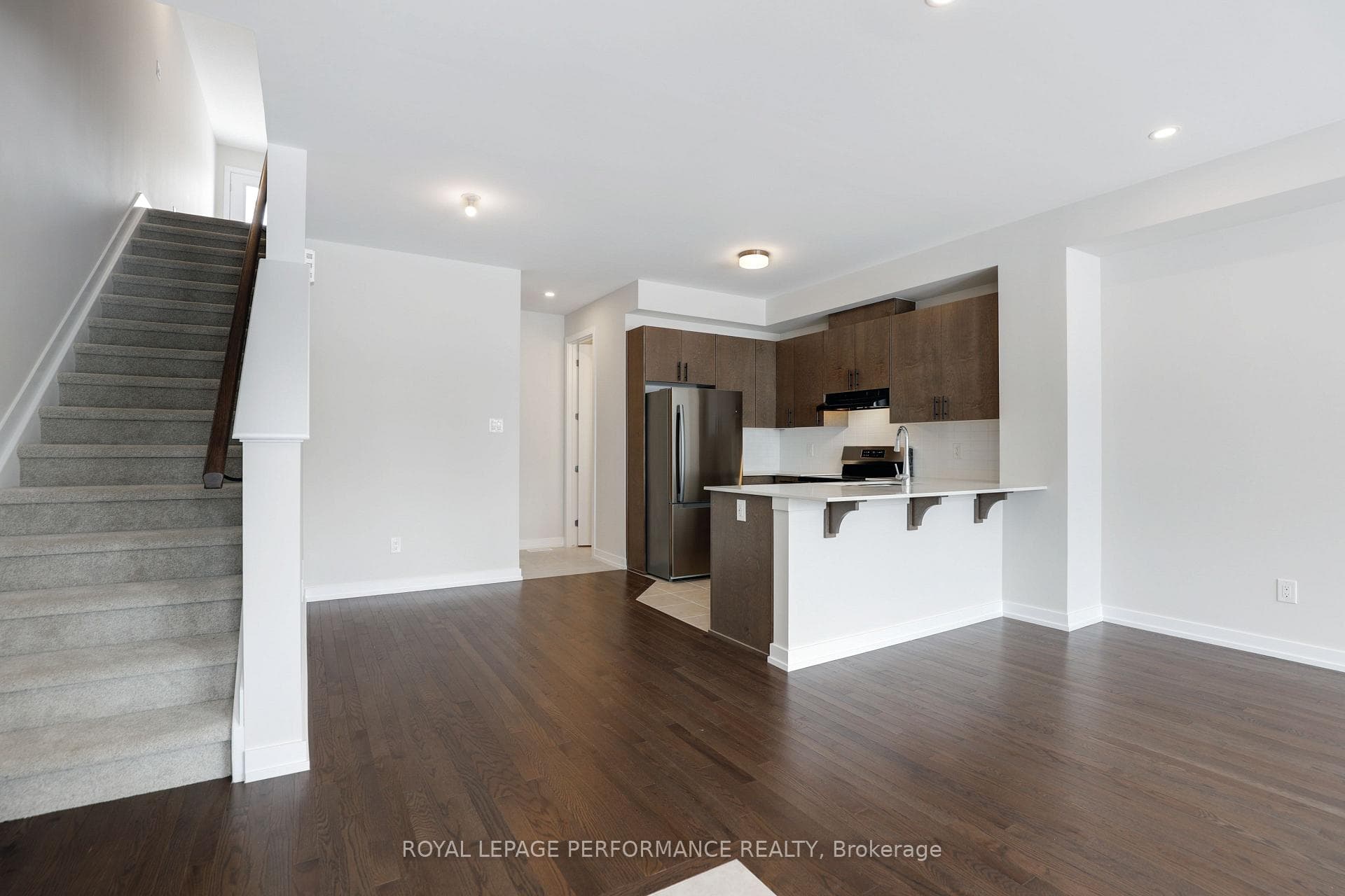 528 Oldenburg Avenue photo 2