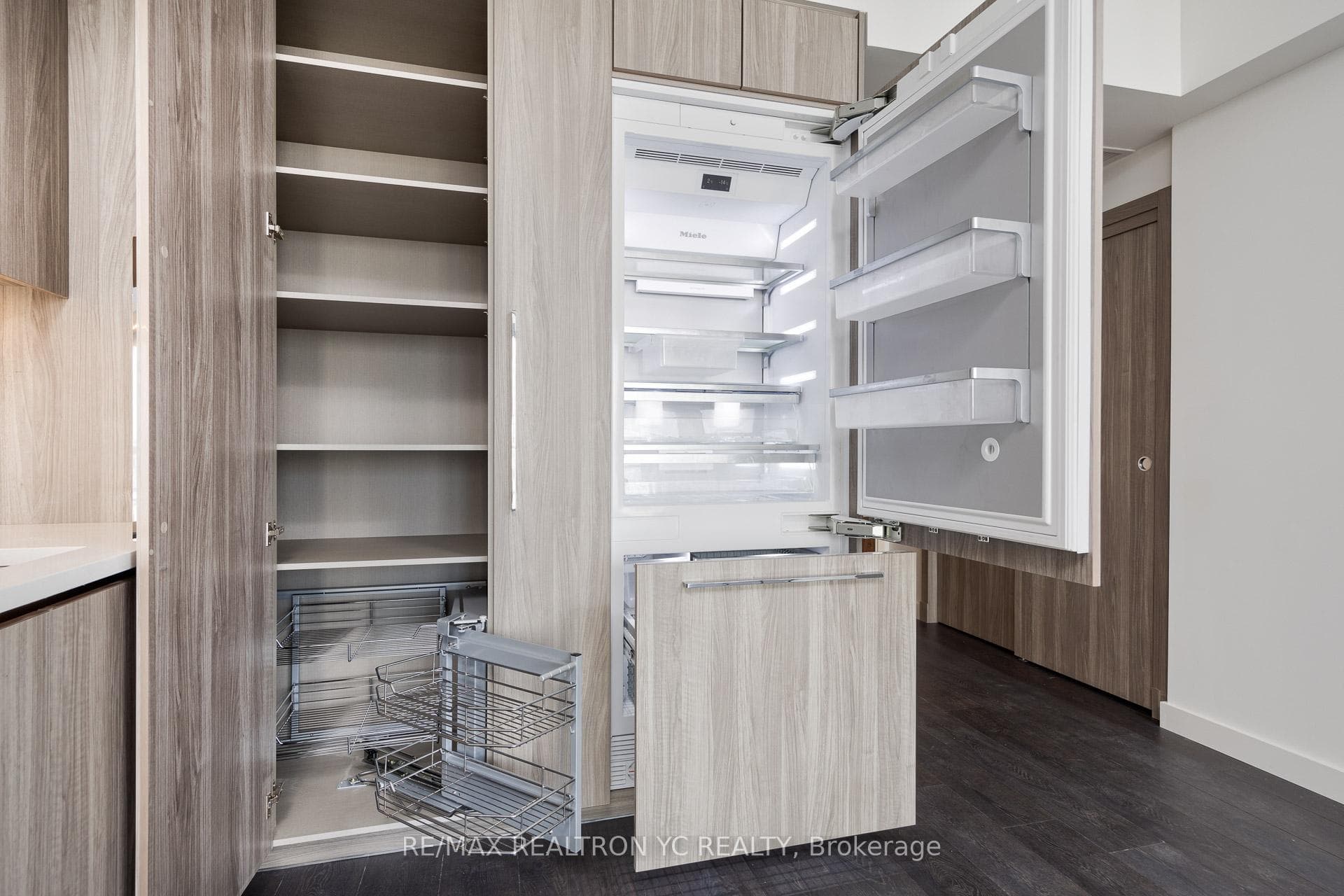 25 Mcmahon Drive Unit 2109 photo 8